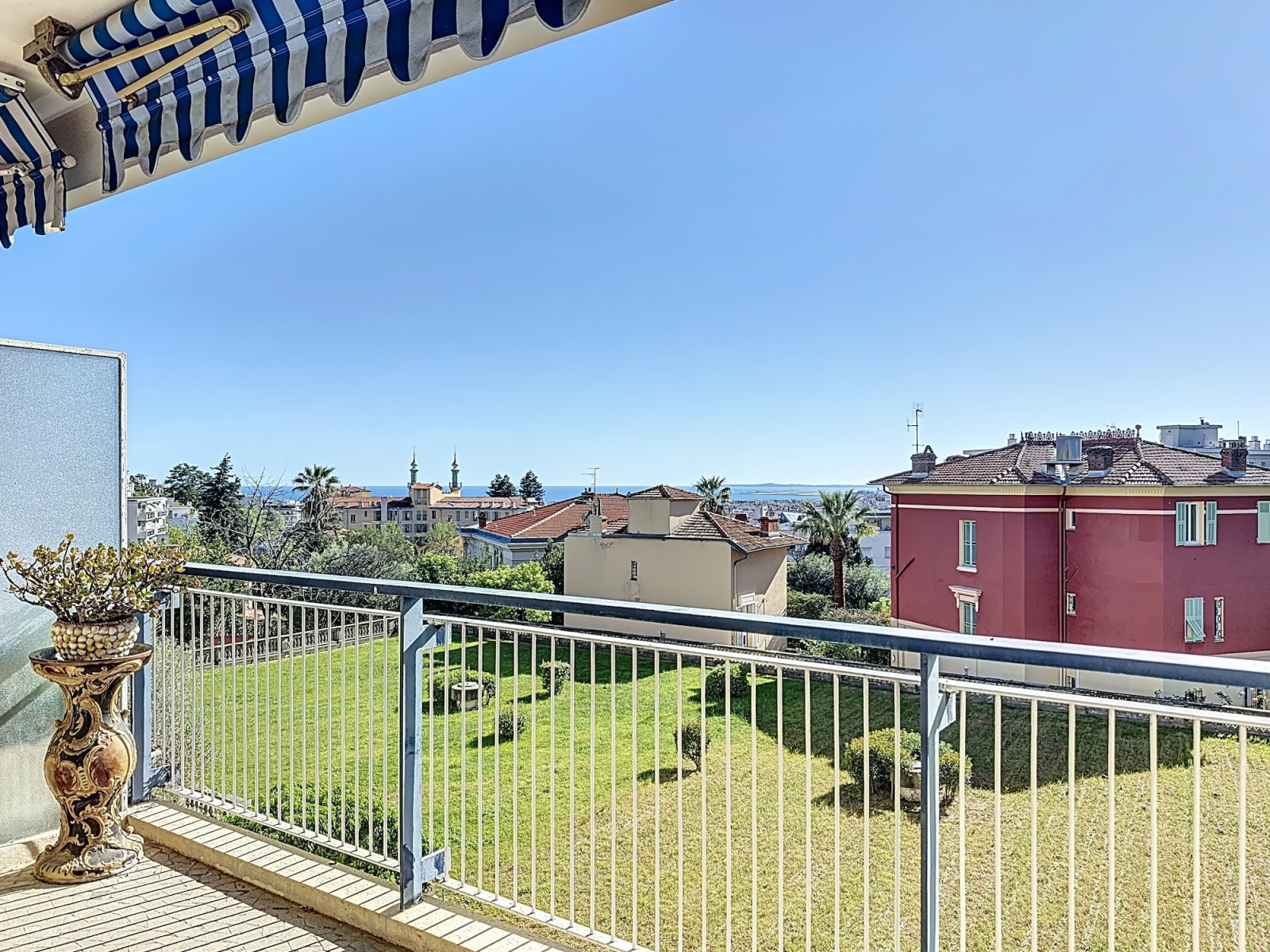 
                                                Vente
                                                 Nice Cimiez / Cemenelum - Spacieux 3 pièces avec vue mer dans prestigieuse résidence avec parc
