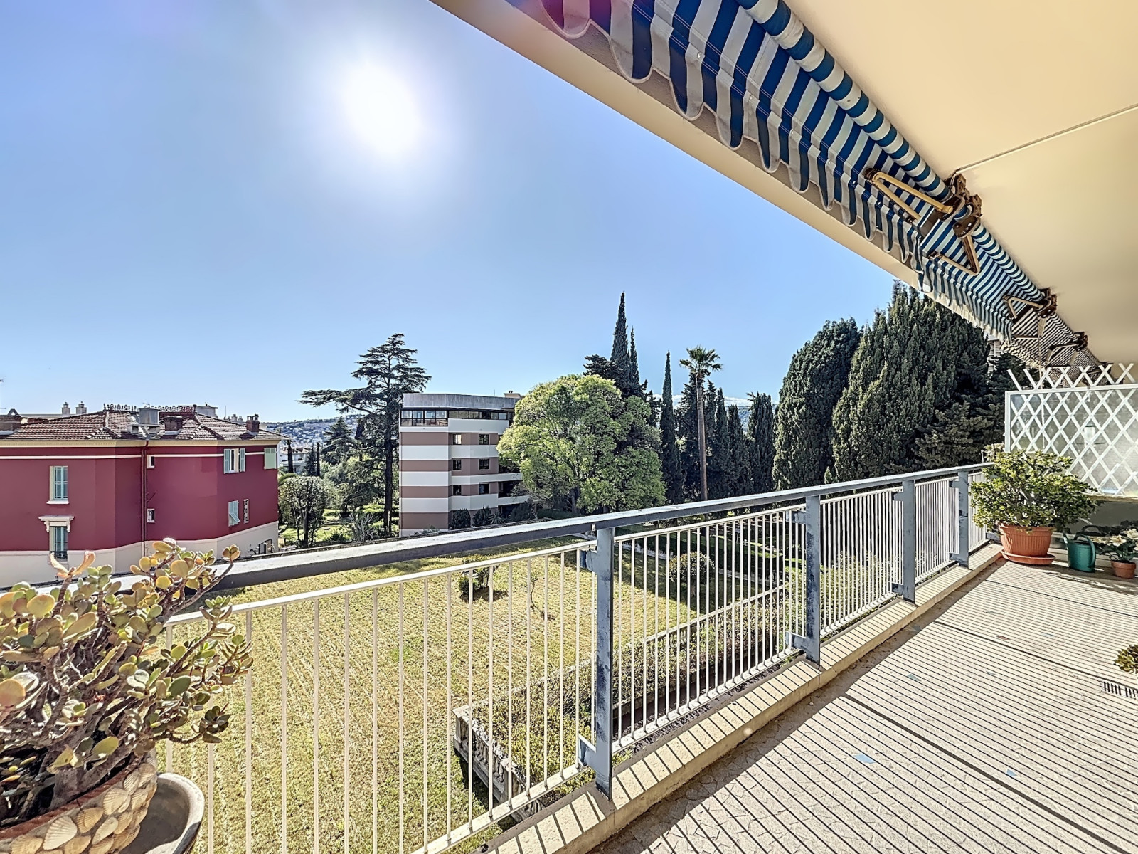 
                                                Vente
                                                 Nice Cimiez / Cemenelum - Spacieux 3 pièces avec vue mer dans prestigieuse résidence avec parc