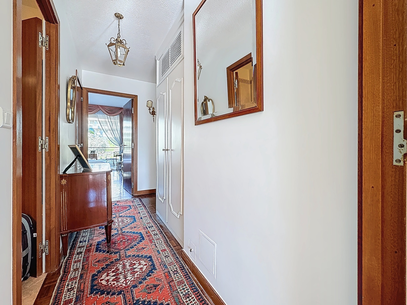 
                                                Vente
                                                 Nice Cimiez / Cemenelum - Spacieux 3 pièces avec vue mer dans prestigieuse résidence avec parc