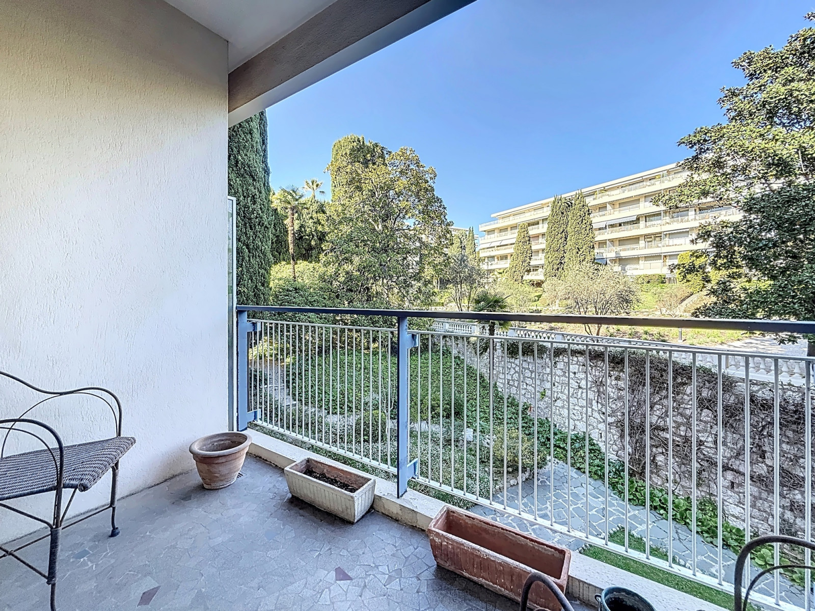 
                                                Vente
                                                 Nice Cimiez / Cemenelum - Spacieux 3 pièces avec vue mer dans prestigieuse résidence avec parc