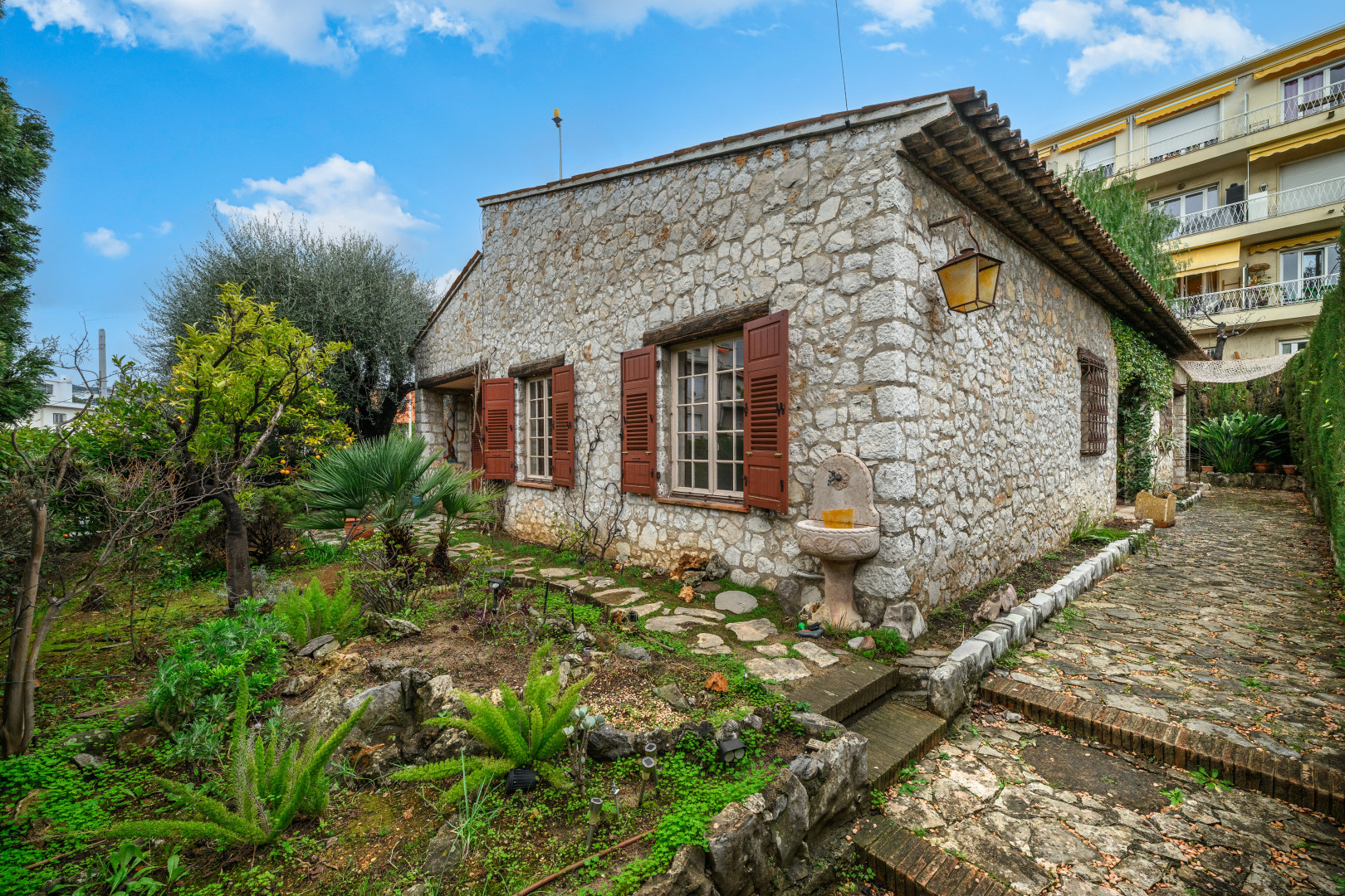 
                                                Vente
                                                 Nice Cimiez - Charmante maison de plain-pied aux airs andalous proche du Musée Chagall