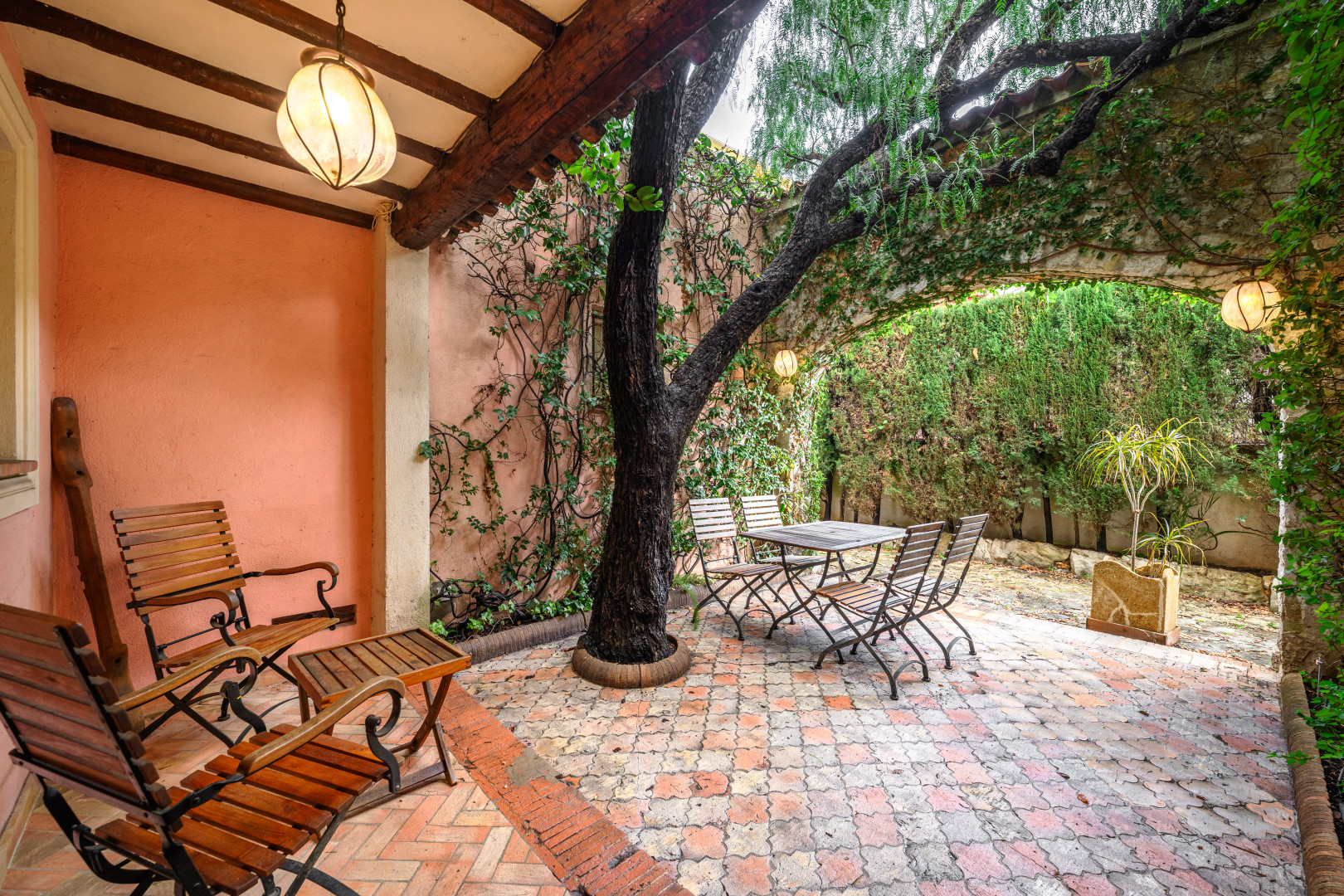 
                                                Vente
                                                 Nice Cimiez - Charmante maison de plain-pied aux airs andalous proche du Musée Chagall