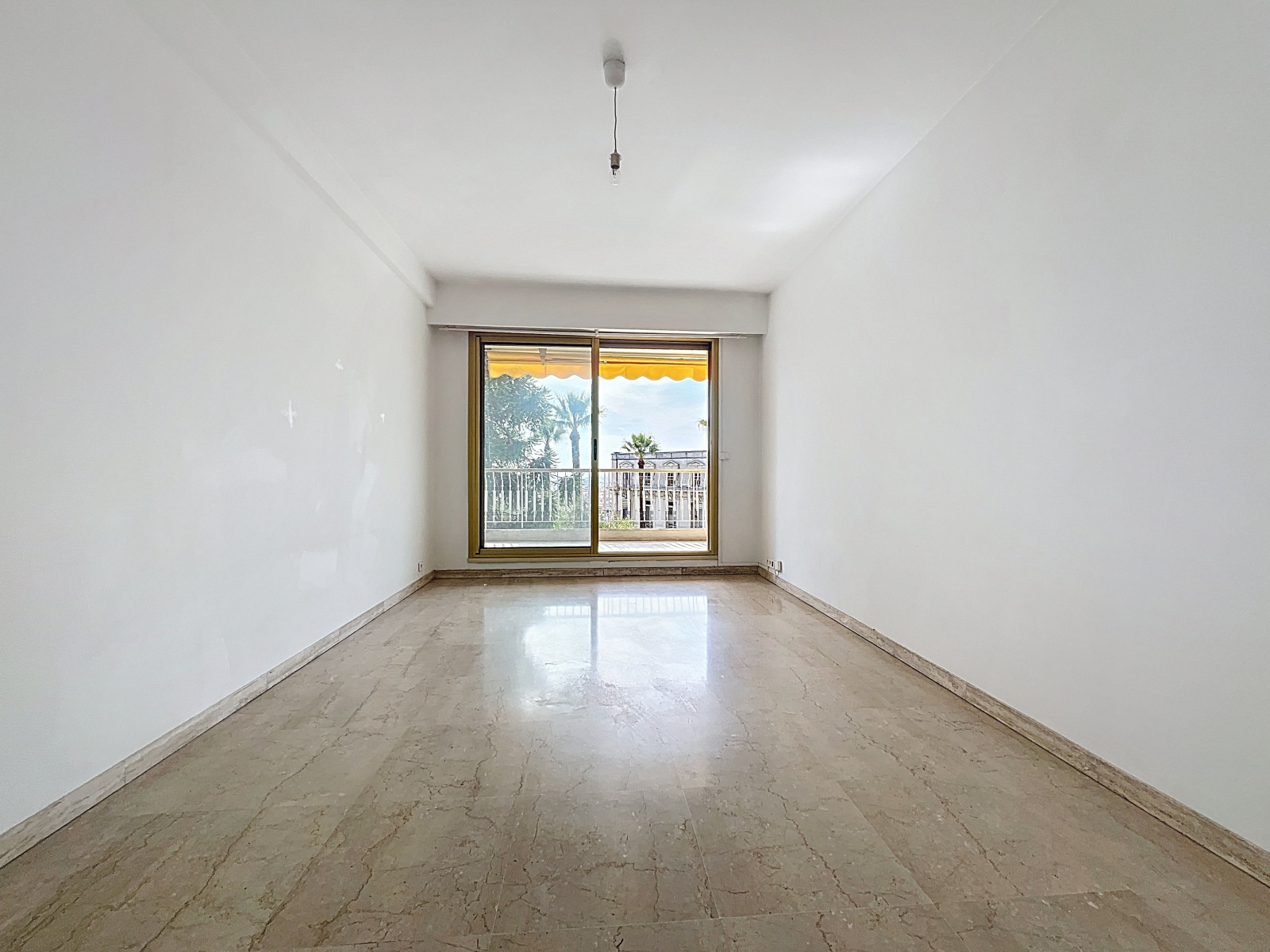 
                                                Vente
                                                 Nice Cimiez - Dans résidence luxueuse proche centre ville, beau 3 pièces avec terrasse et vue dégagée sur la mer et le parc