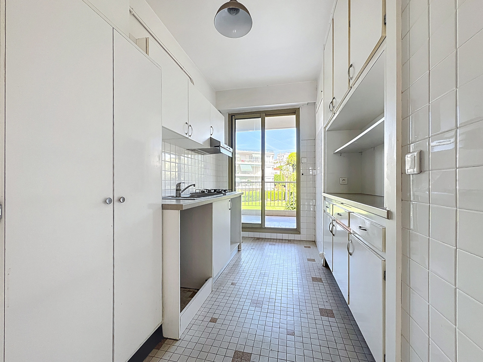 
                                                Vente
                                                 Nice Cimiez - Dans résidence luxueuse proche centre ville, beau 3 pièces avec terrasse et vue dégagée sur la mer et le parc