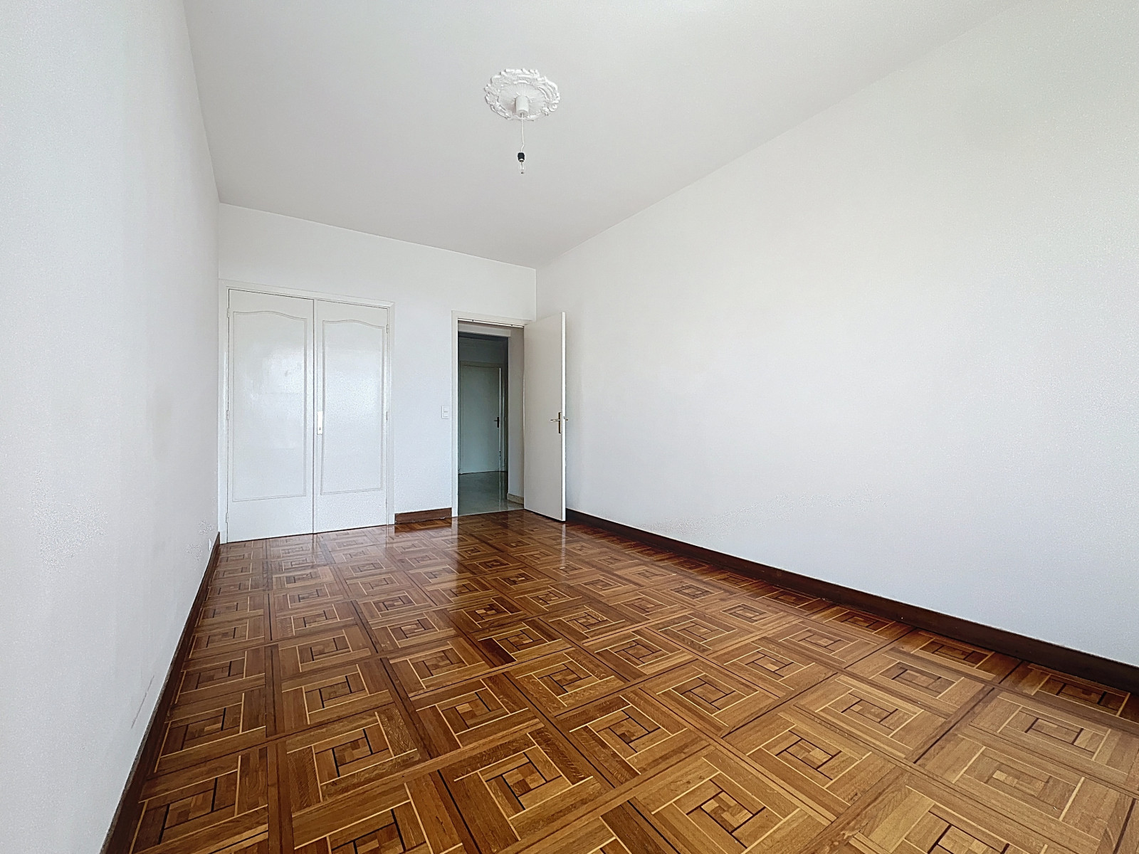 
                                                Vente
                                                 Nice Cimiez - Dans résidence luxueuse proche centre ville, beau 3 pièces avec terrasse et vue dégagée sur la mer et le parc