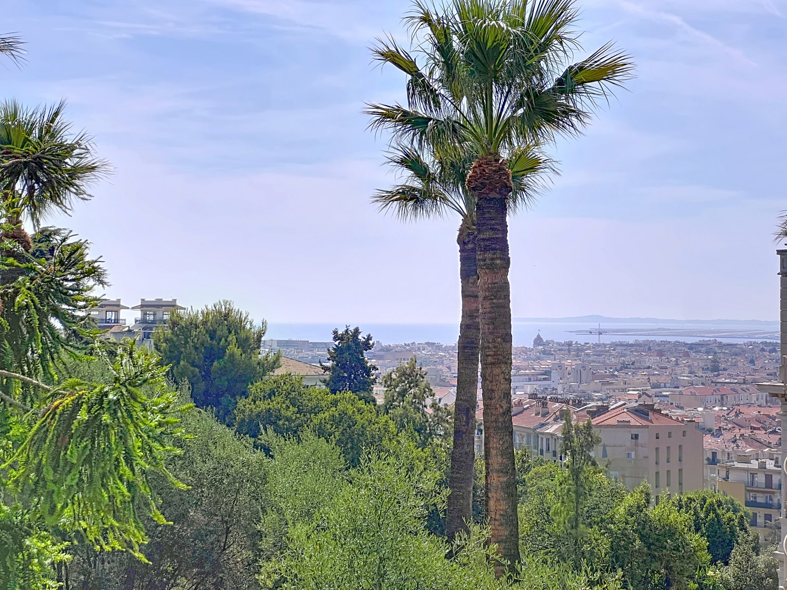 
                                                Vente
                                                 Nice Cimiez - Dans résidence luxueuse proche centre ville, beau 3 pièces avec terrasse et vue dégagée sur la mer et le parc