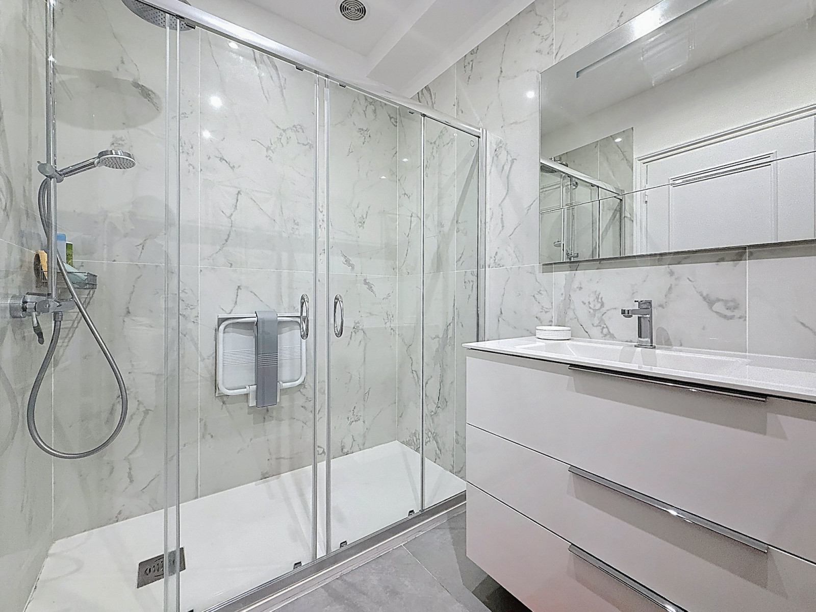 
                                                Vente
                                                 Nice Cimiez - Espace, calme, piscine : que du bonheur !