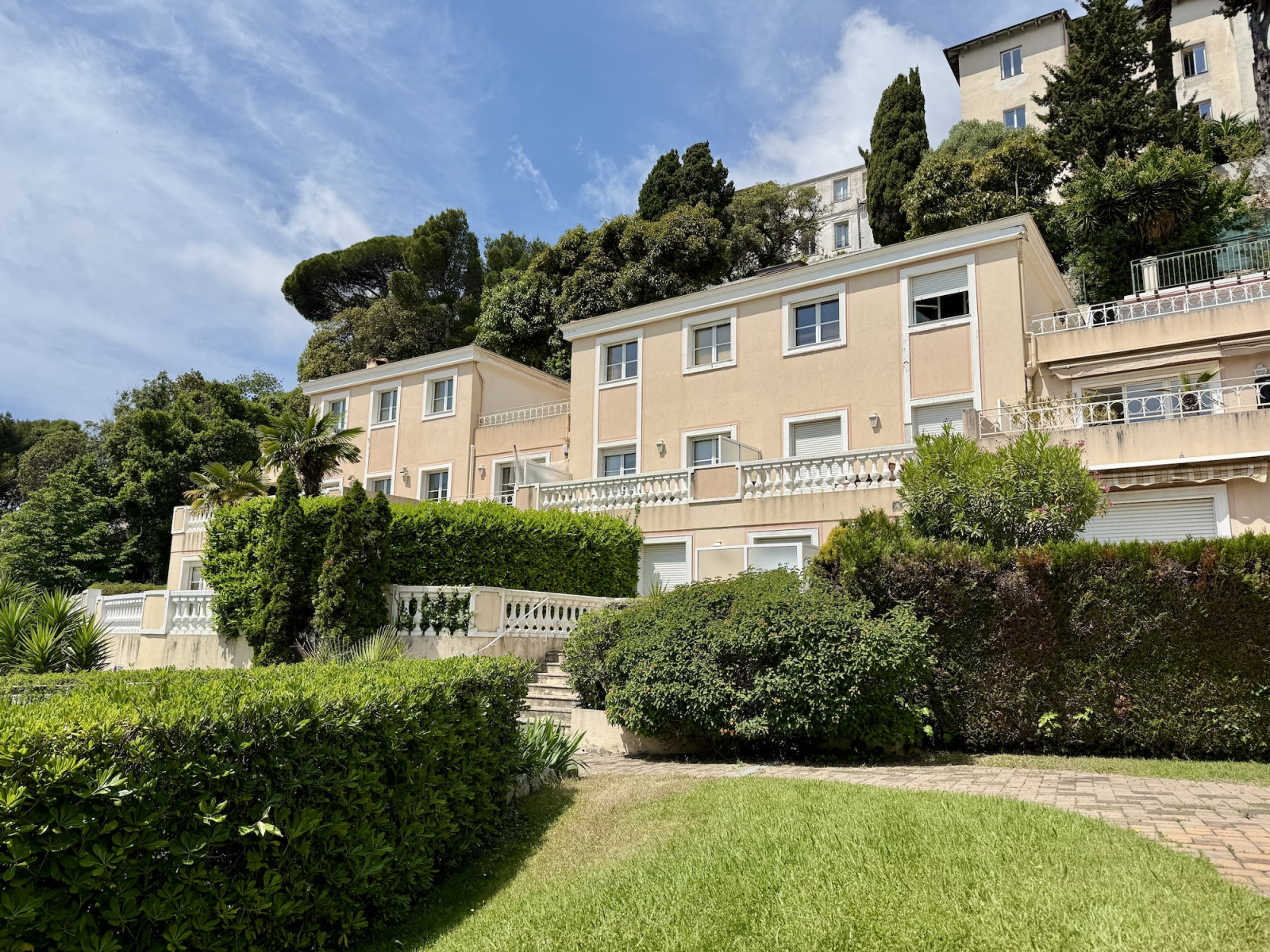 
                                                Vente
                                                 Nice Cimiez - Espace, calme, piscine : que du bonheur !