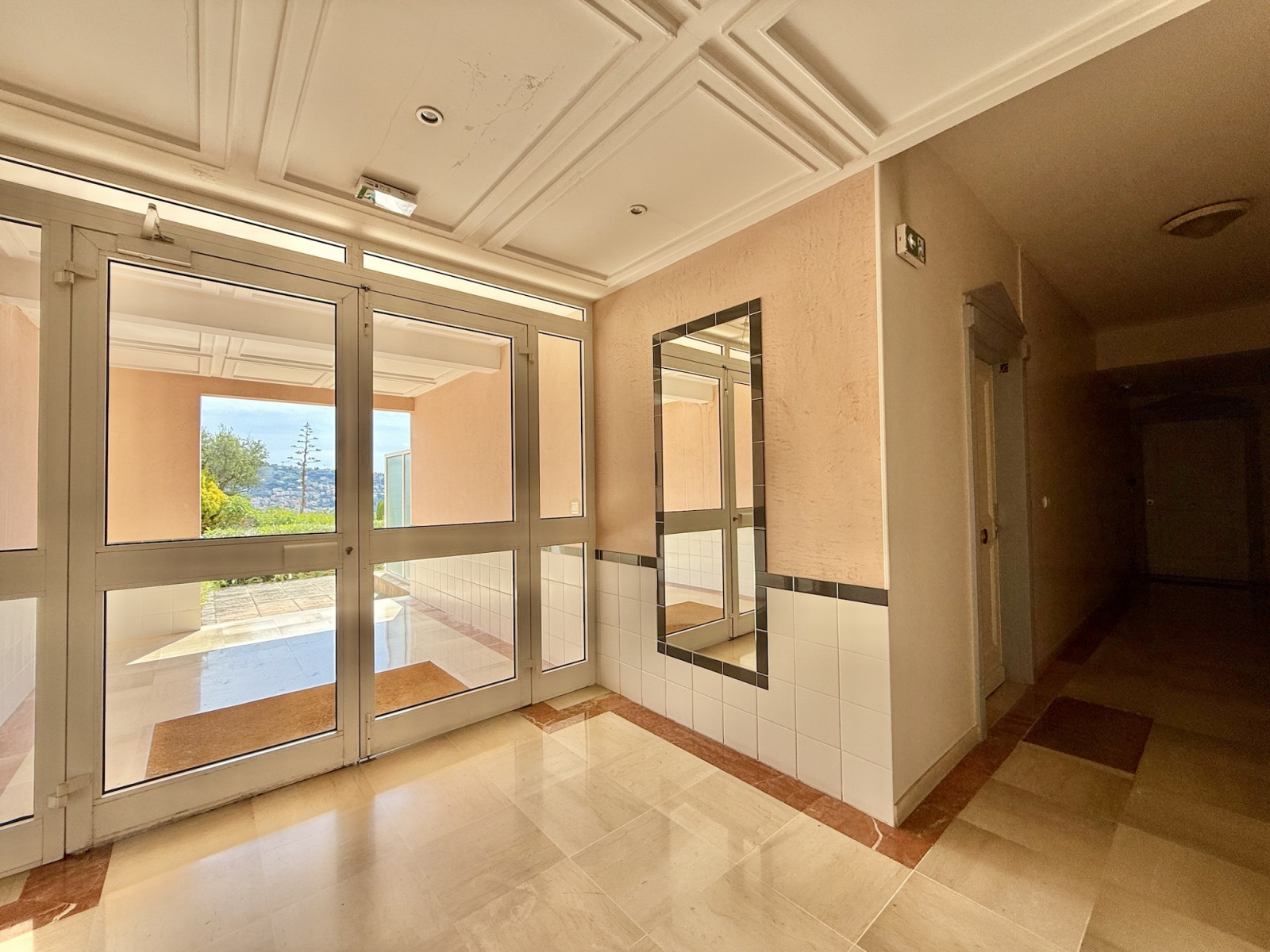 
                                                Vente
                                                 Nice Cimiez - Espace, calme, piscine : que du bonheur !