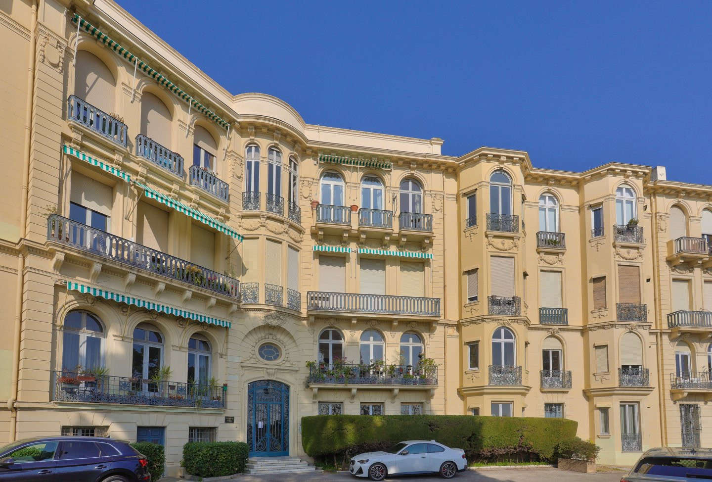 
                                                Vente
                                                 Nice - Cimiez - Grand 4 pièces de 116 m² à rénover situé dans un palais Bel époque
