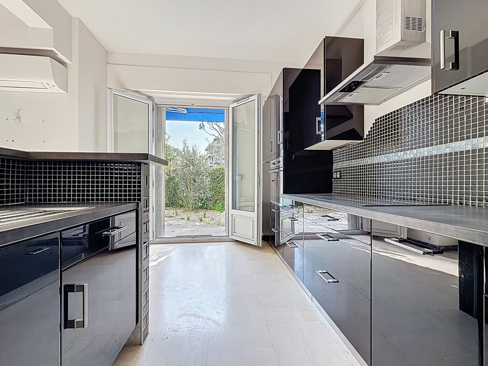 
                                                Vente
                                                 Nice Cimiez - Idéal familles - Beau 4 pièces en rez de jardin dans une résidence avec parc