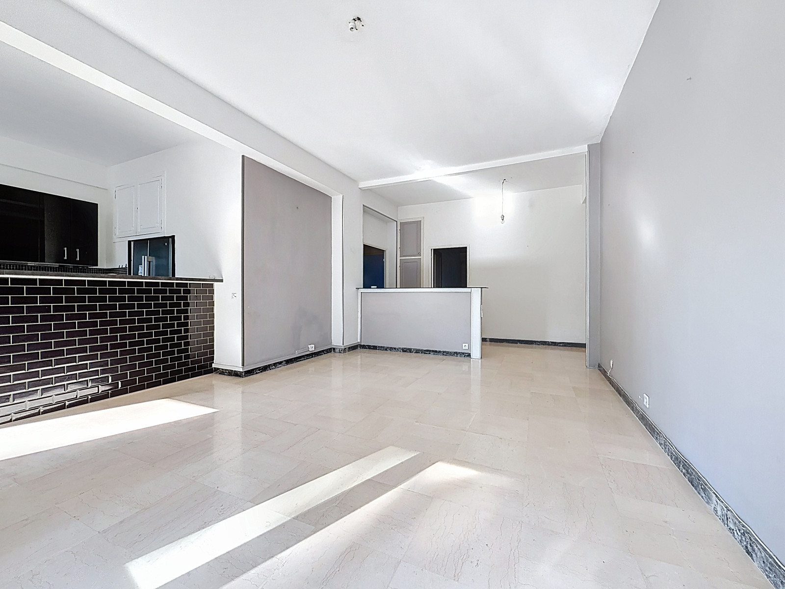 
                                                Vente
                                                 Nice Cimiez - Idéal familles - Beau 4 pièces en rez de jardin dans une résidence avec parc