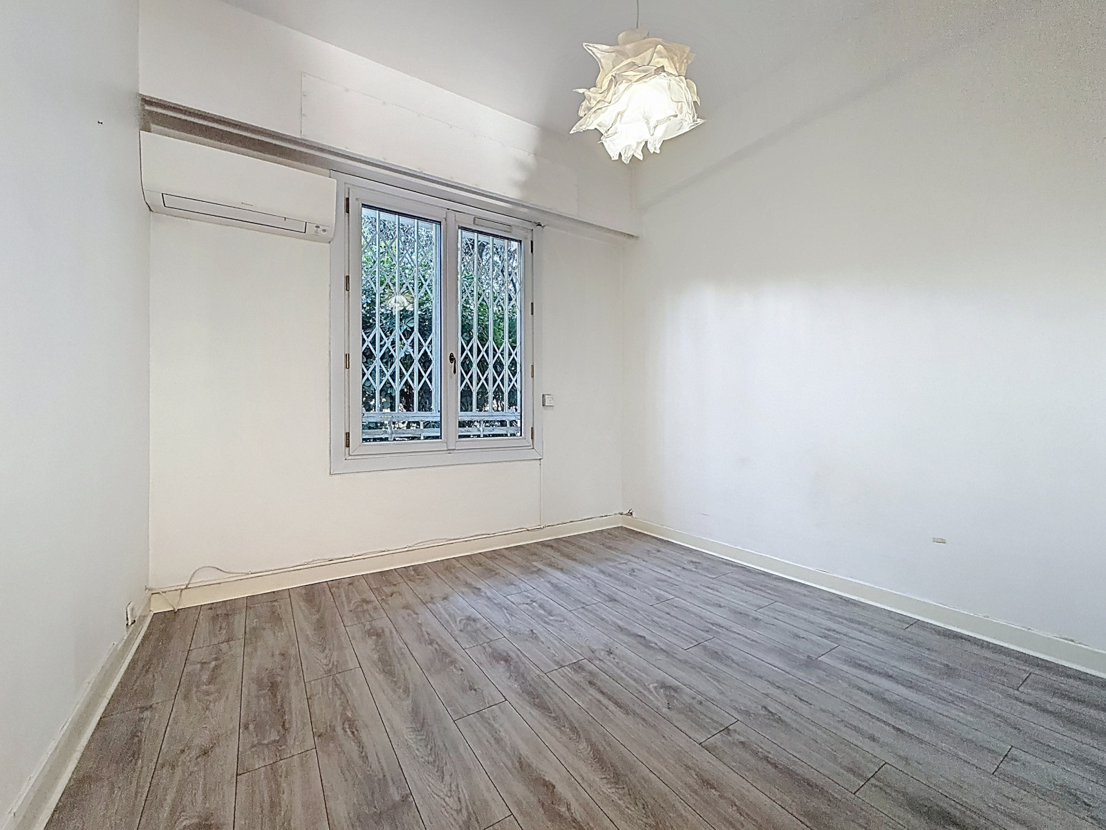 
                                                Vente
                                                 Nice Cimiez - Idéal familles - Beau 4 pièces en rez de jardin dans une résidence avec parc