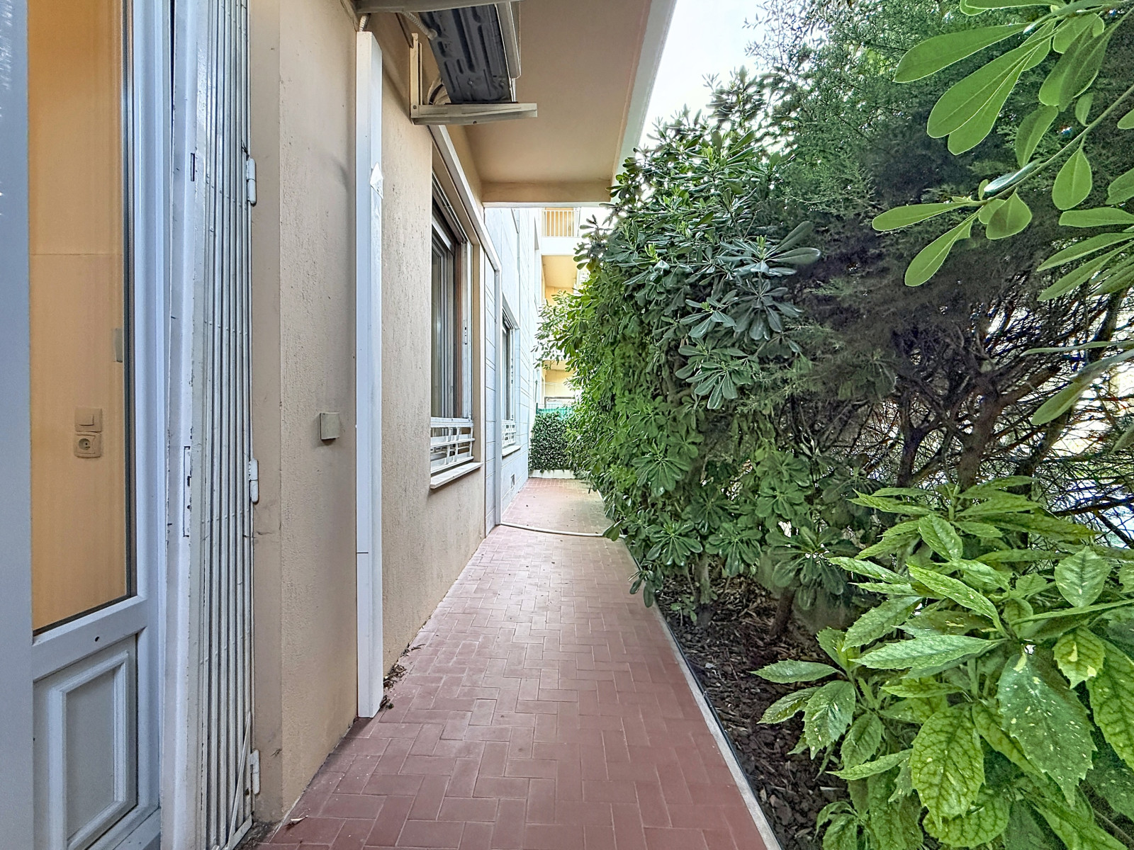 
                                                Vente
                                                 Nice Cimiez - Idéal familles - Beau 4 pièces en rez de jardin dans une résidence avec parc