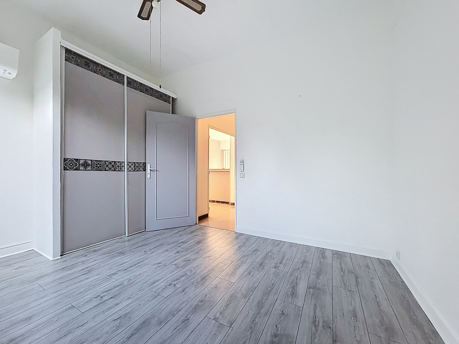 
                                                Vente
                                                 Nice Cimiez - Idéal familles - Beau 4 pièces en rez de jardin dans une résidence avec parc