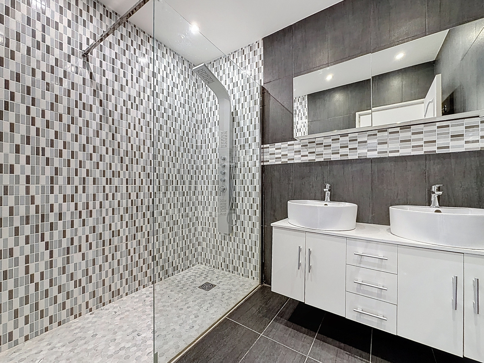 
                                                Vente
                                                 Nice Cimiez - Idéal familles - Beau 4 pièces en rez de jardin dans une résidence avec parc