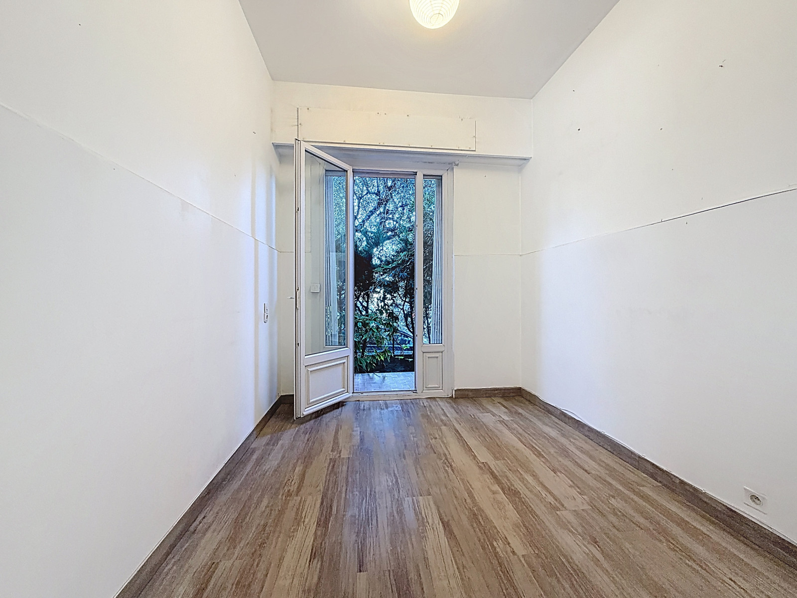 
                                                Vente
                                                 Nice Cimiez - Idéal familles - 4 pièces en  RDJ