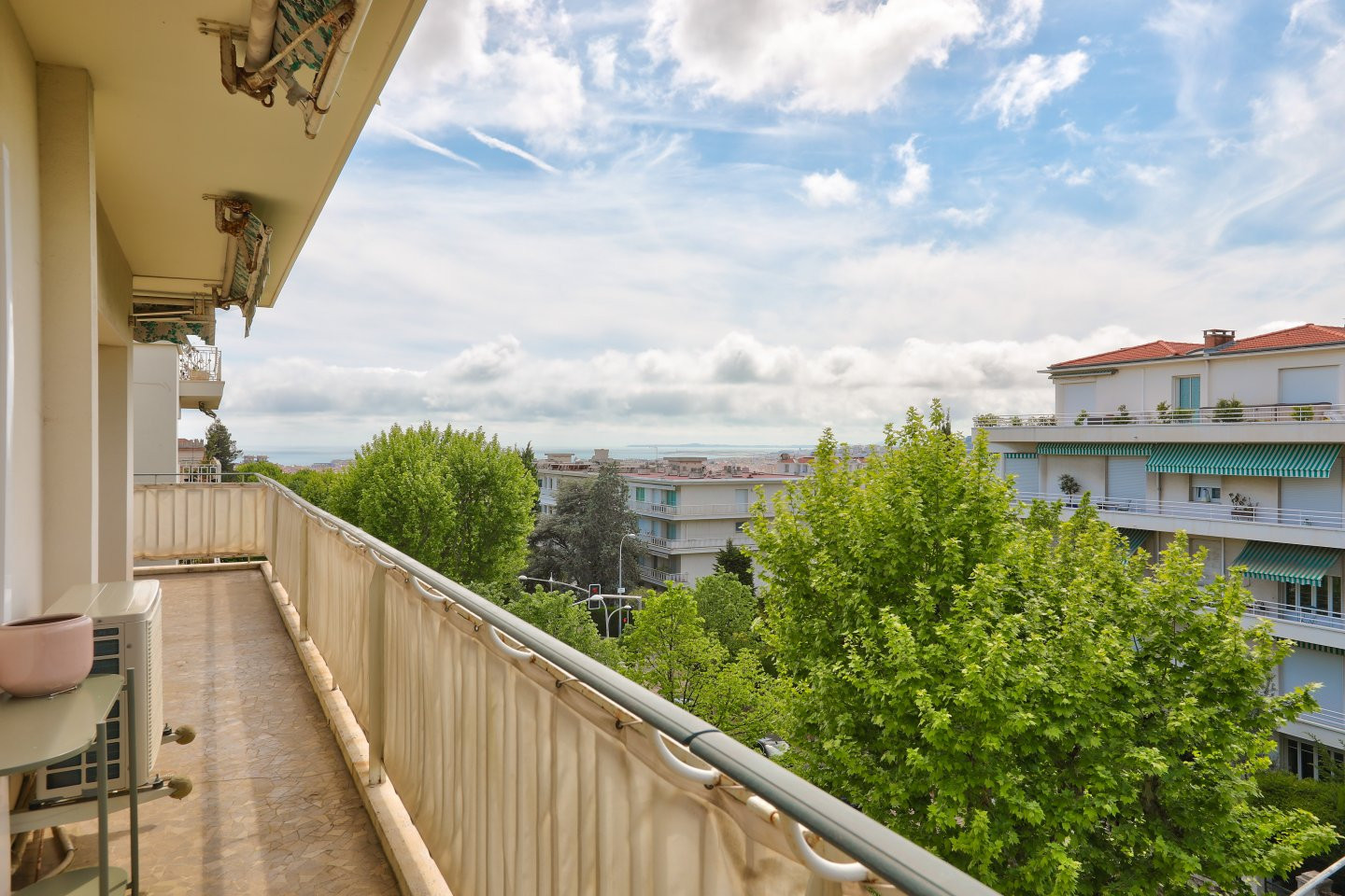 
                                                Vente
                                                 Nice Cimiez - Magnifique 3 pièces rénové dans résidence de standing