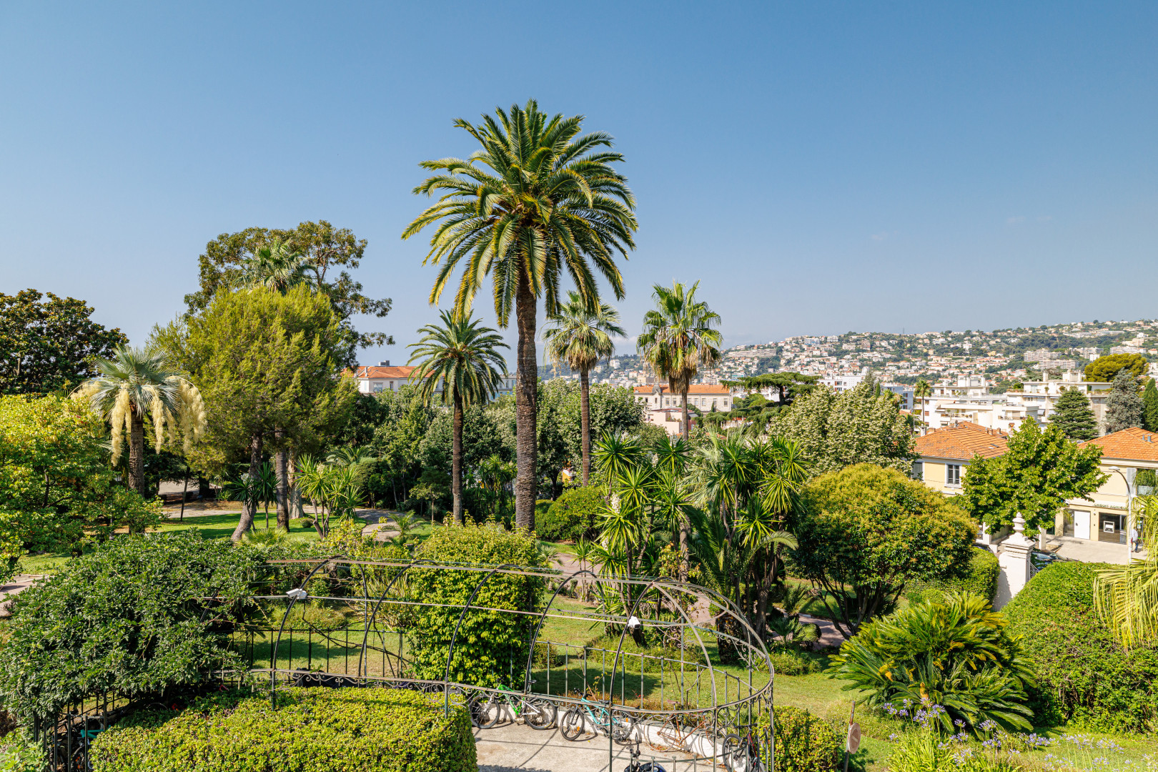 
                                                Vente
                                                 Nice - Cimiez - Magnifique 4 pièces