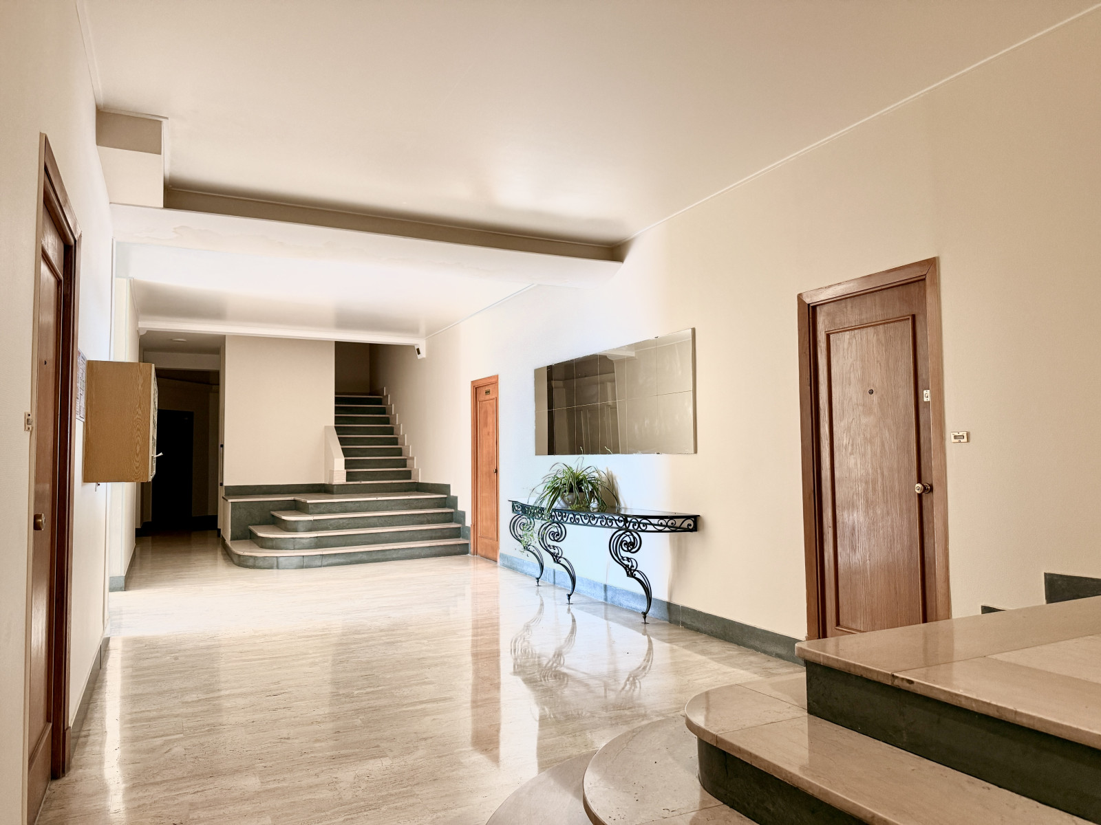 
                                                Vente
                                                 Nice Cimiez - Proche Centre ville et collège Stanislas, beau 3 pièces 87m2 en Rez de Jardin