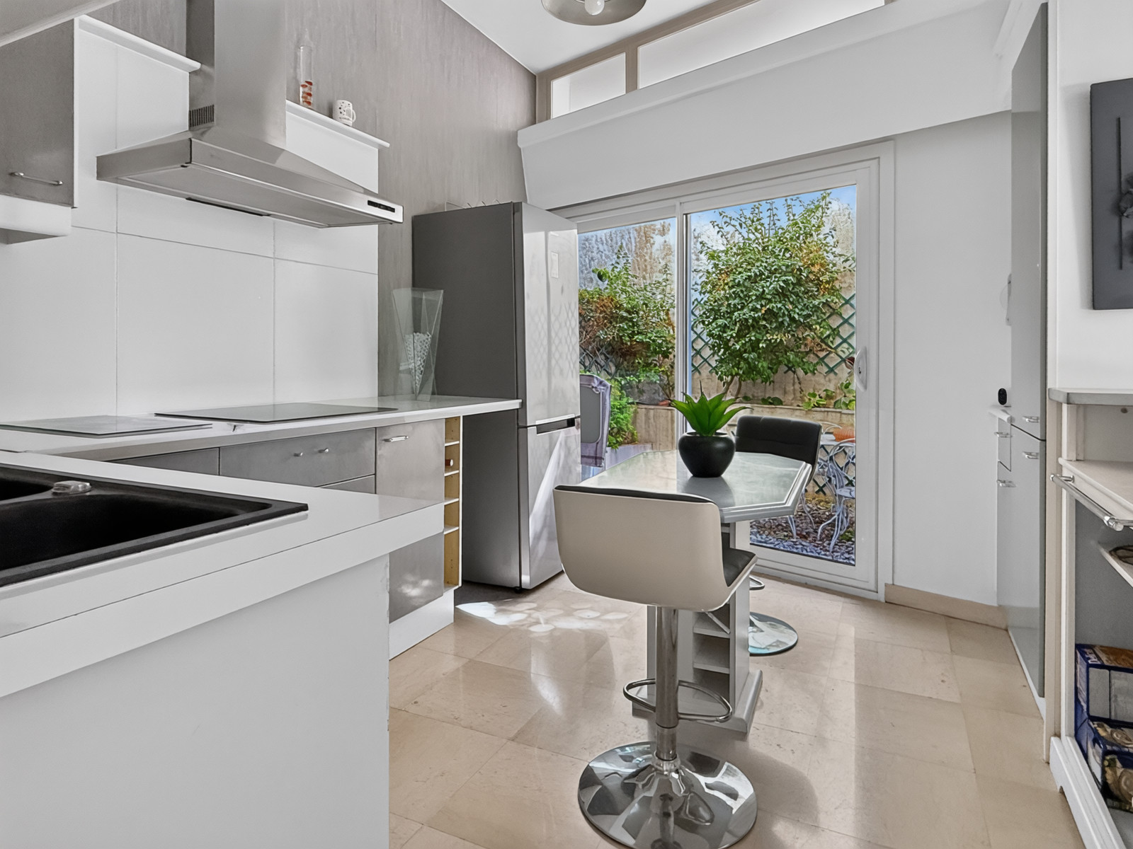 
                                                Vente
                                                 Nice Cimiez - Proche Centre ville et collège Stanislas, beau 3 pièces 87m2 en Rez de Jardin