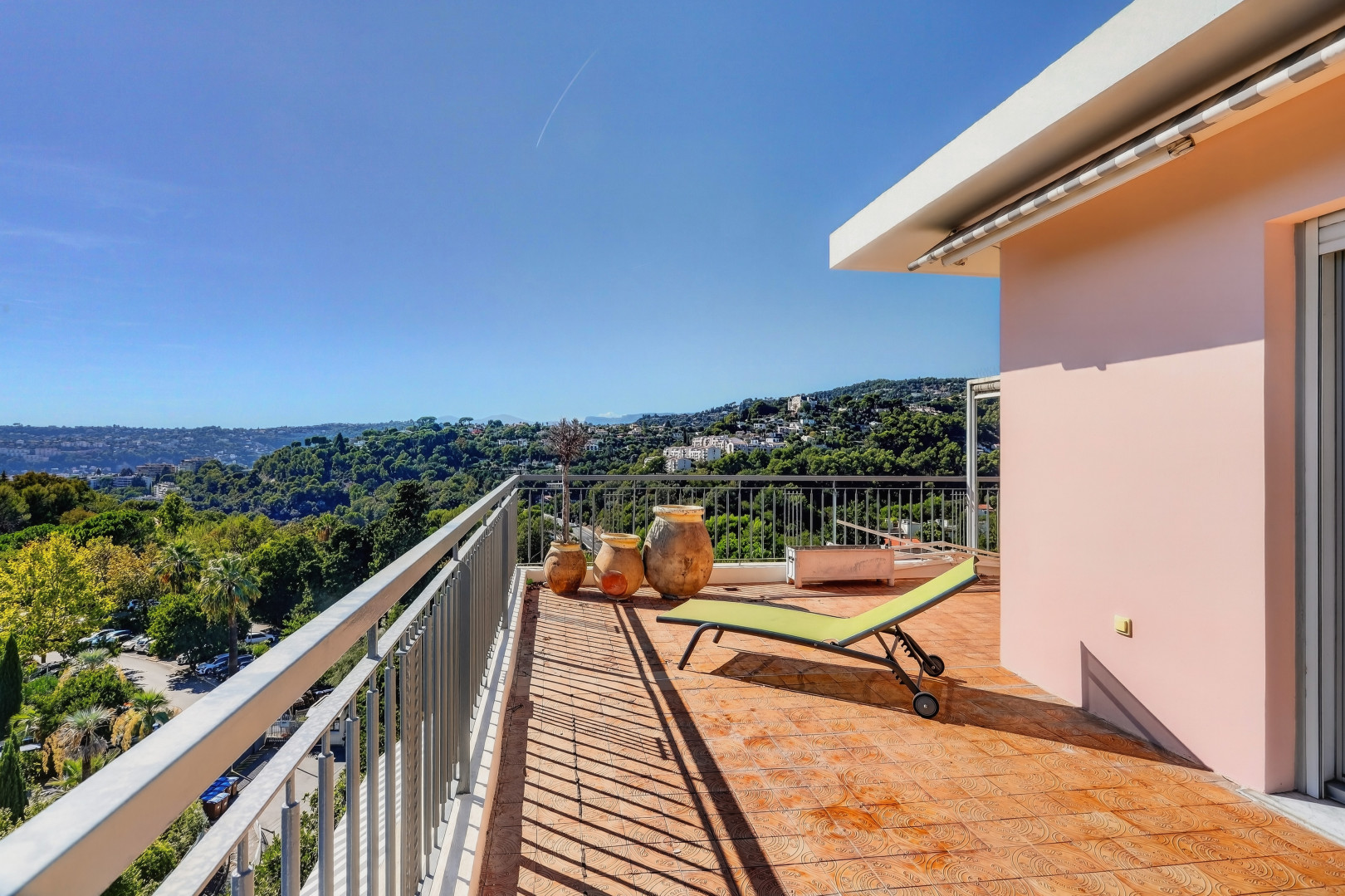 
                                                Vente
                                                 Nice Cimiez - Rare - 2 pièces 57m2 et 90m2 de terrasse au dernier étage d'une résidence de standing