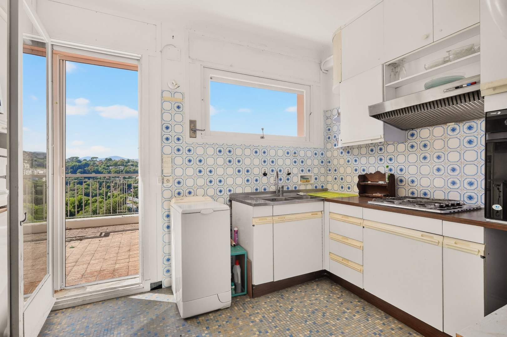 
                                                Vente
                                                 Nice Cimiez - Rare - 2 pièces 57m2 et 90m2 de terrasse au dernier étage d'une résidence de standing
