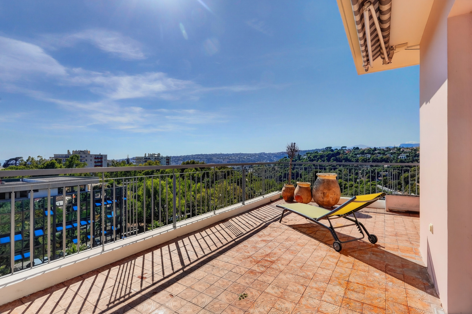 
                                                Vente
                                                 Nice Cimiez - Rare - 2 pièces 57m2 et 90m2 de terrasse au dernier étage d'une résidence de standing