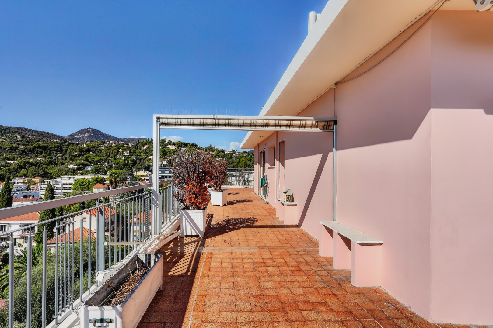 
                                                Vente
                                                 Nice Cimiez - Rare - 2 pièces 57m2 et 90m2 de terrasse au dernier étage d'une résidence de standing