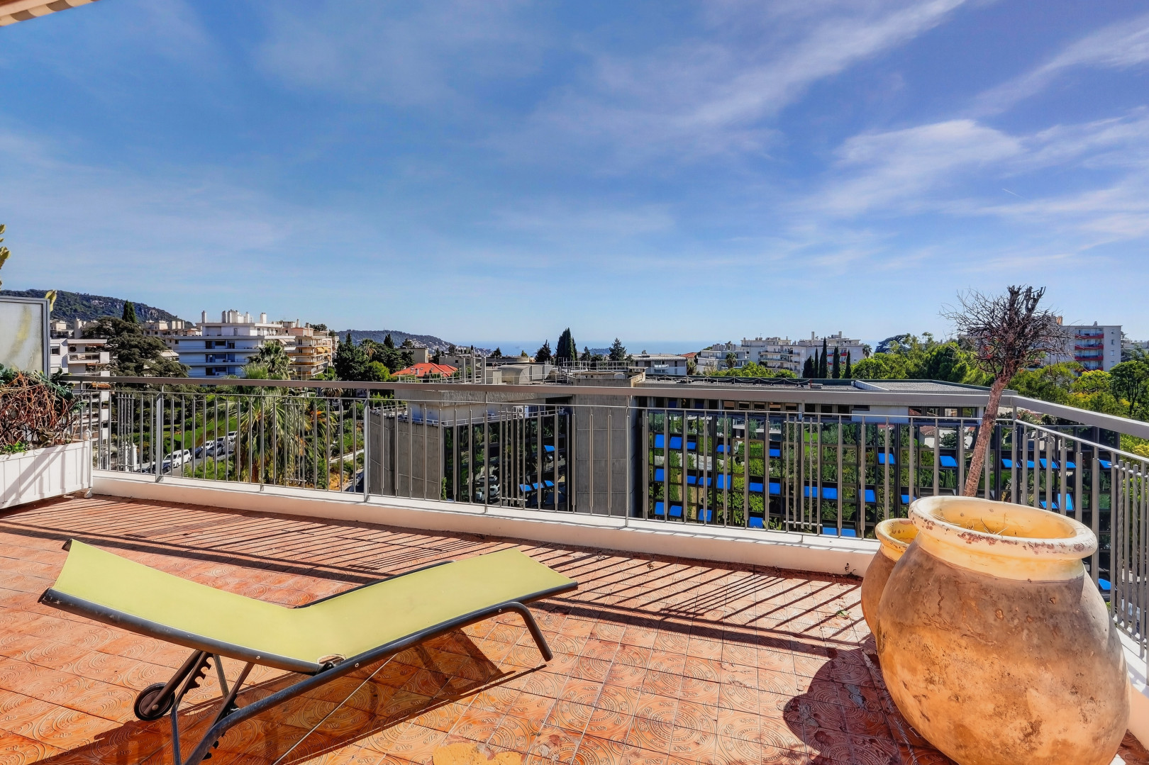 
                                                Vente
                                                 Nice Cimiez - Rare - 2 pièces 57m2 et 90m2 de terrasse au dernier étage d'une résidence de standing
