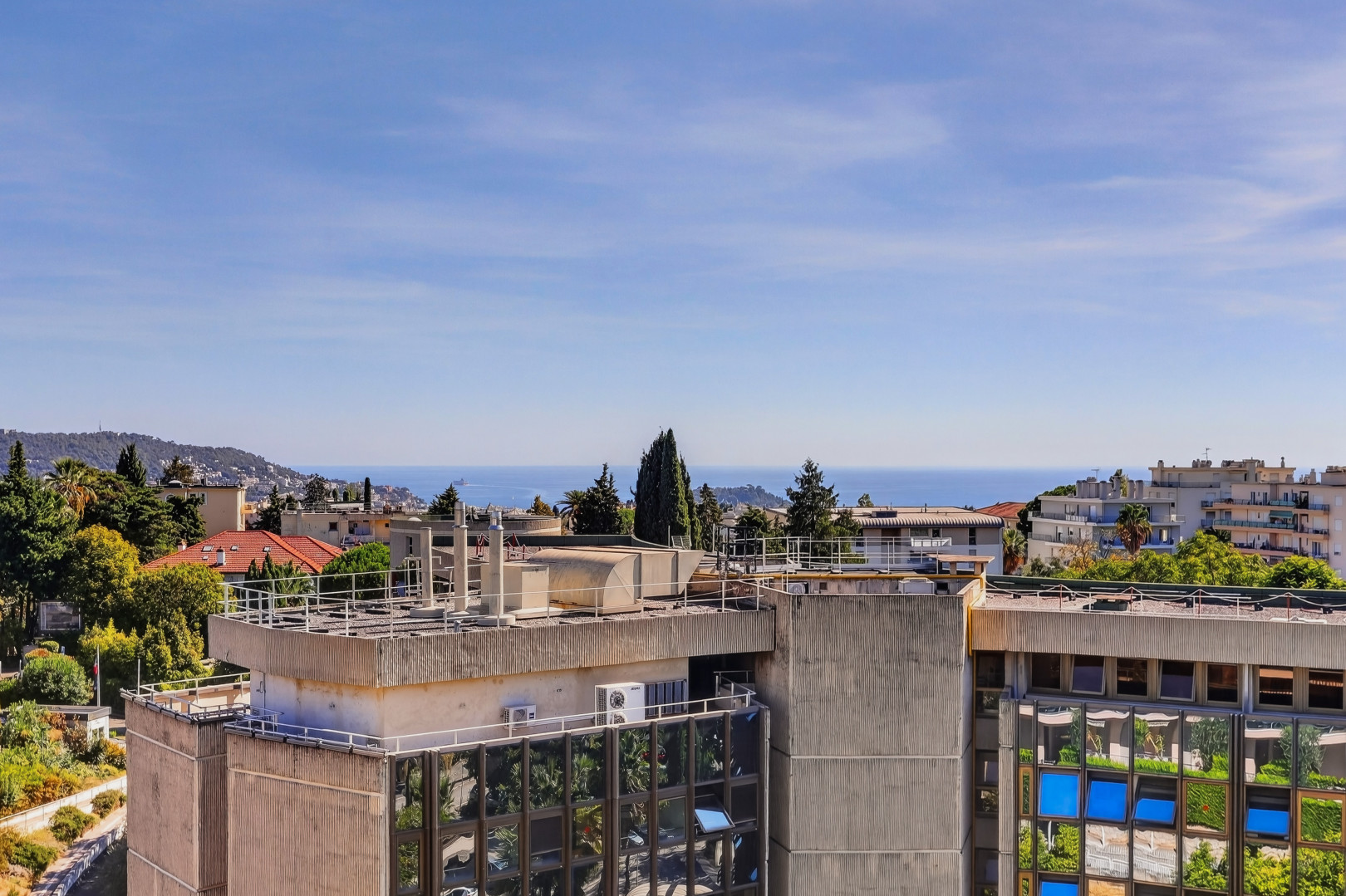 
                                                Vente
                                                 Nice Cimiez - Rare - 2 pièces 57m2 et 90m2 de terrasse au dernier étage d'une résidence de standing