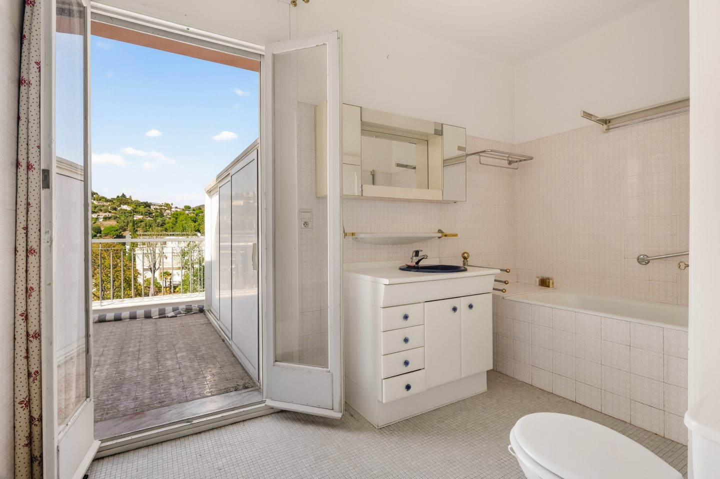 
                                                Vente
                                                 Nice Cimiez - Rare - 2 pièces 57m2 et 90m2 de terrasse au dernier étage d'une résidence de standing