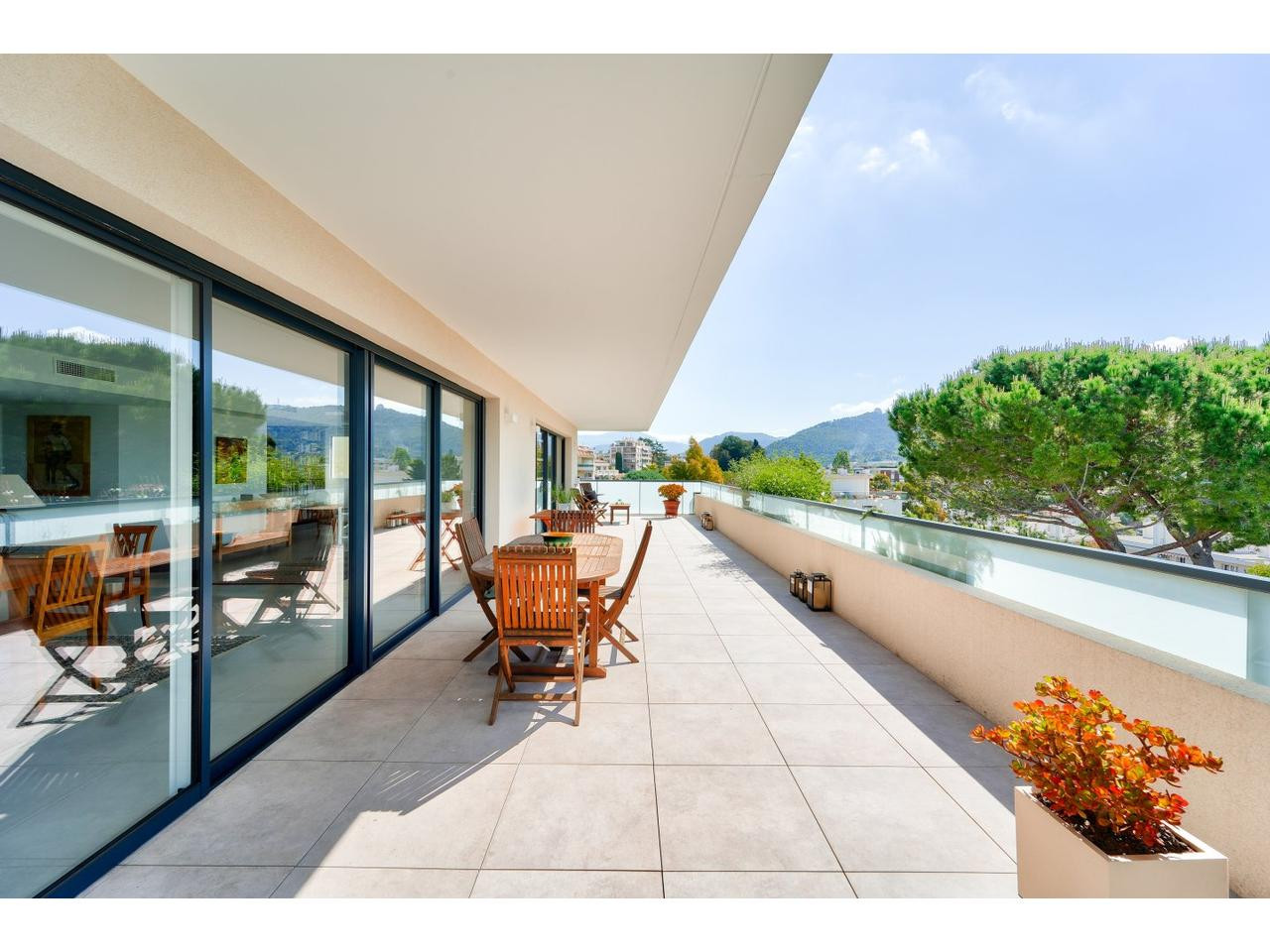 
                                                Vente
                                                 Nice Cimiez - Rare - Toit-terrasse avec espace de vie de 152 m2 et ses deux immenses terrasses