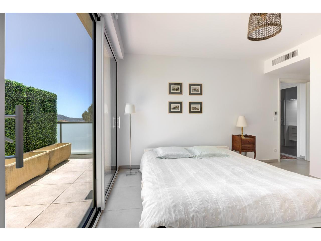 
                                                Vente
                                                 Nice Cimiez - Rare - Toit-terrasse