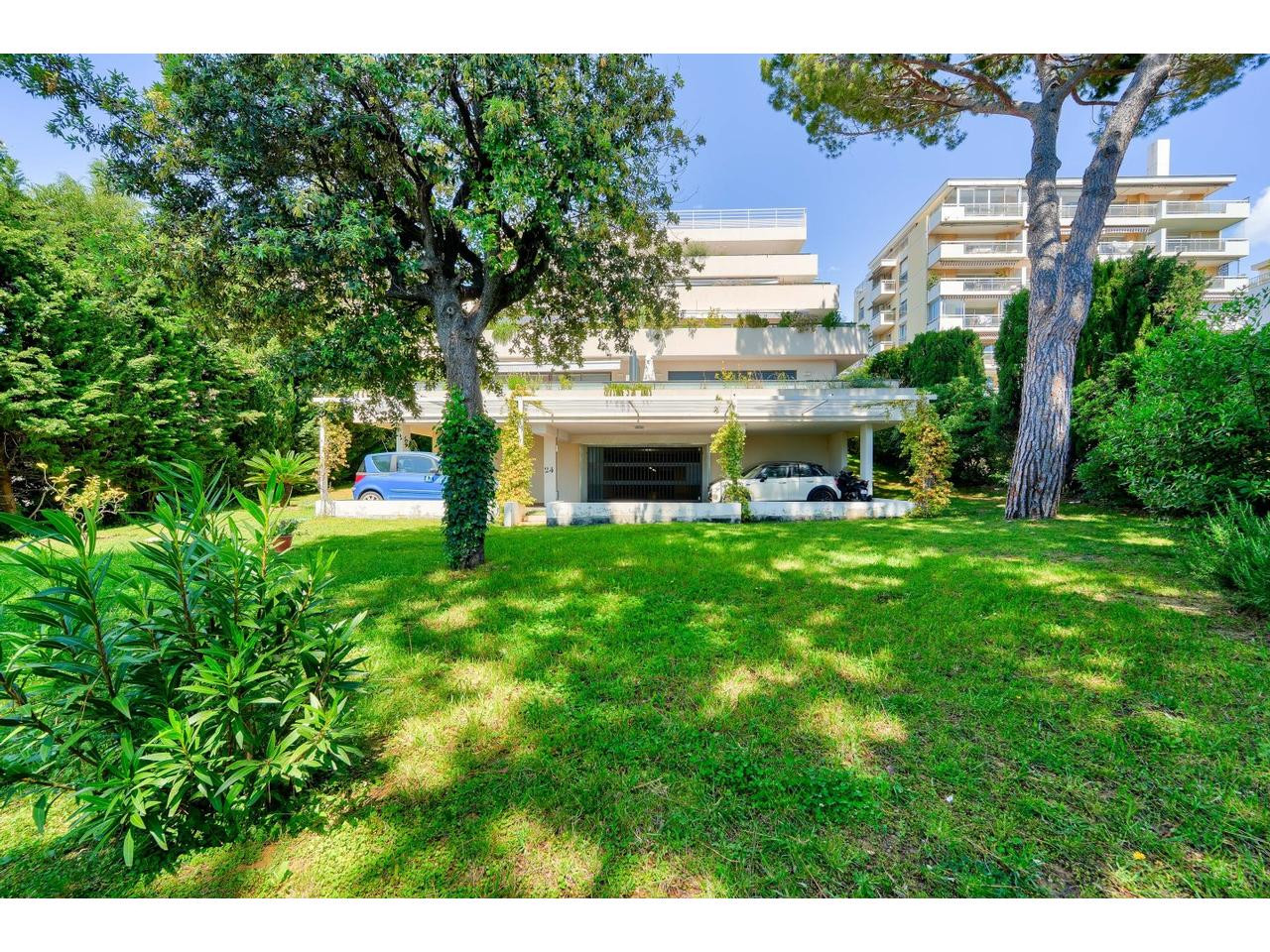 
                                                Vente
                                                 Nice Cimiez - Rare - Toit-terrasse