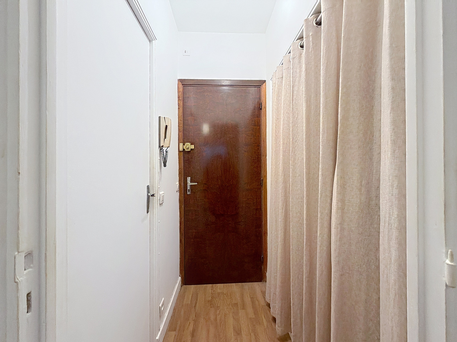 
                                                Vente
                                                 Nice Cimiez - Studio dans une résidence avec parc et gardien idéal pour les investisseurs