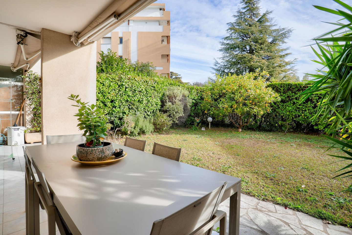 
                                                Vente
                                                 Nice Cimiez - Superbe 4 pièces en rez de jardin
