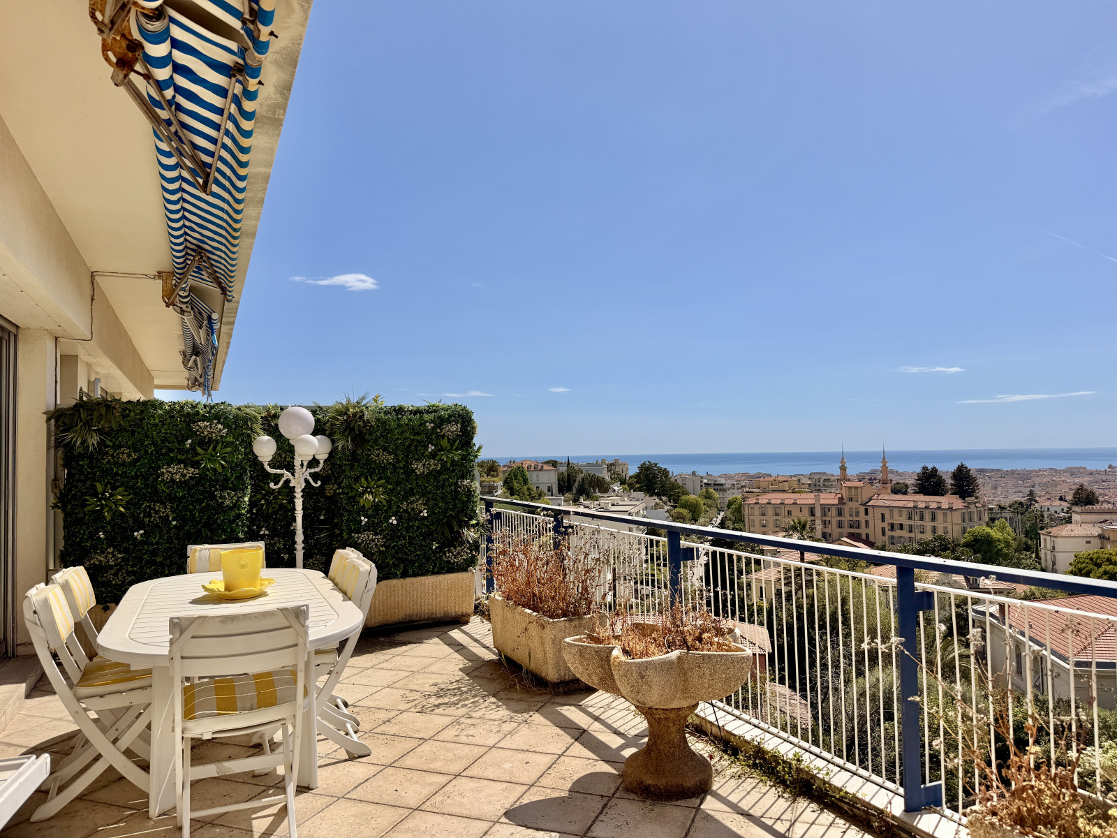 
                                                Vente
                                                 Nice Cimiez - Superbe appartement en dernier étage avec vue exceptionnelle mer et jardin