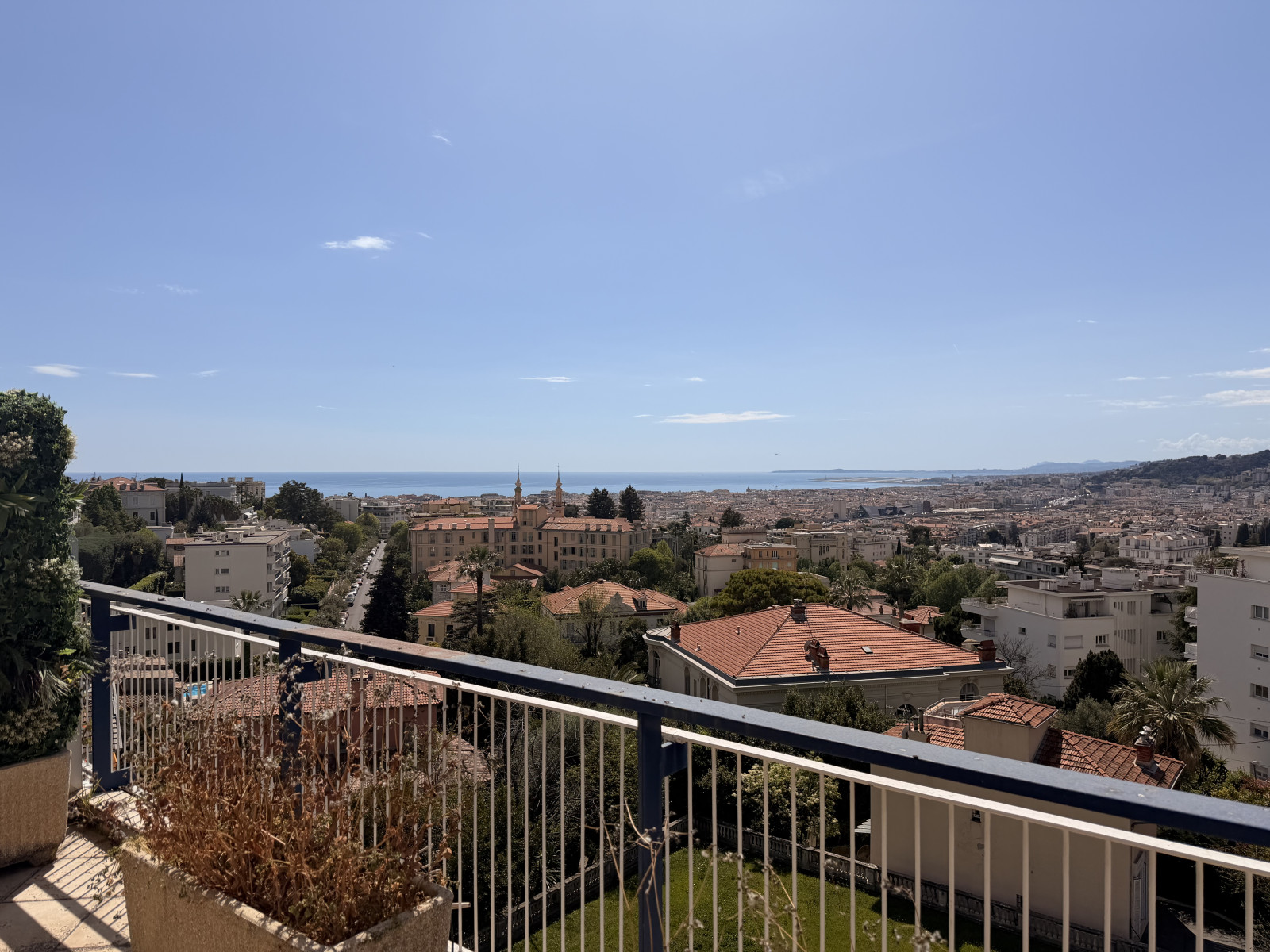 
                                                Vente
                                                 Nice Cimiez - Superbe appartement en dernier étage avec vue exceptionnelle mer et jardin