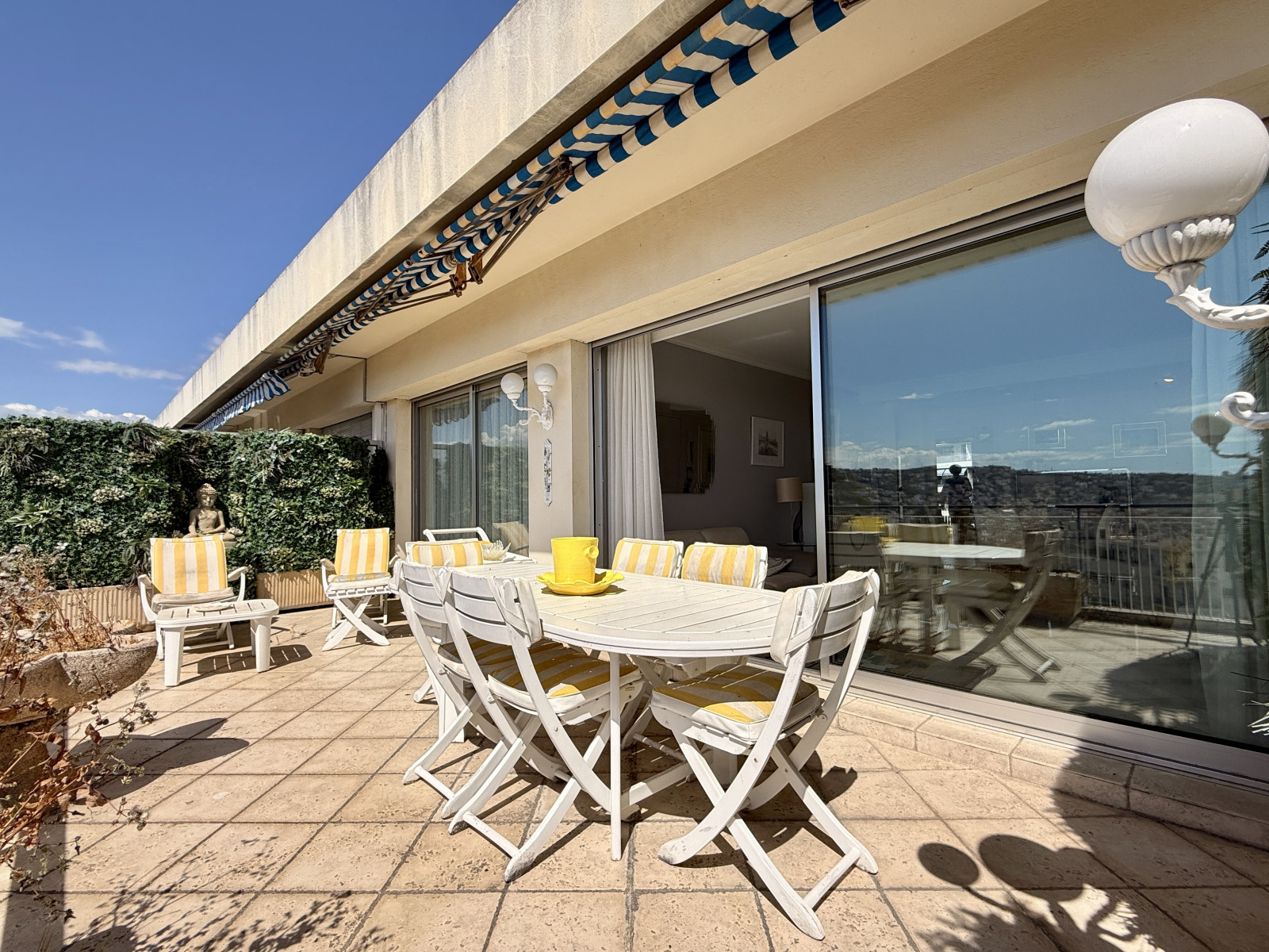 
                                                Vente
                                                 Nice Cimiez - Superbe appartement en dernier étage avec vue exceptionnelle mer et jardin