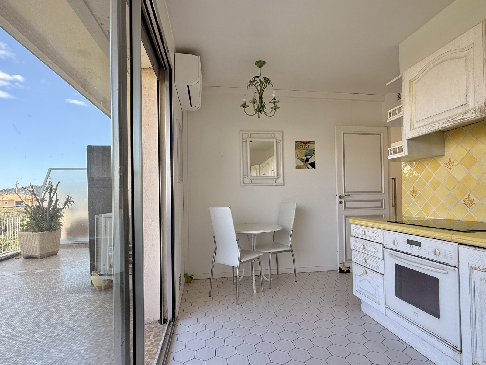 
                                                Vente
                                                 Nice Cimiez - Superbe appartement en dernier étage avec vue exceptionnelle mer et jardin