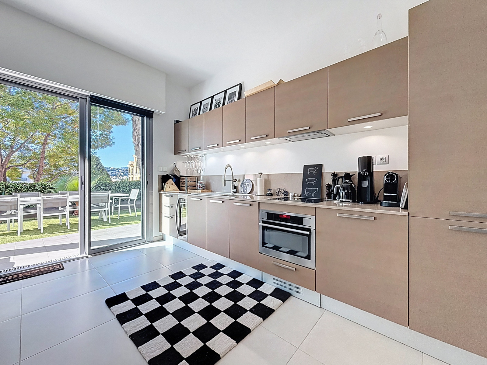 
                                                Vente
                                                 Nice Cimiez - Superbe rez de jardin dans une résidence luxueuse