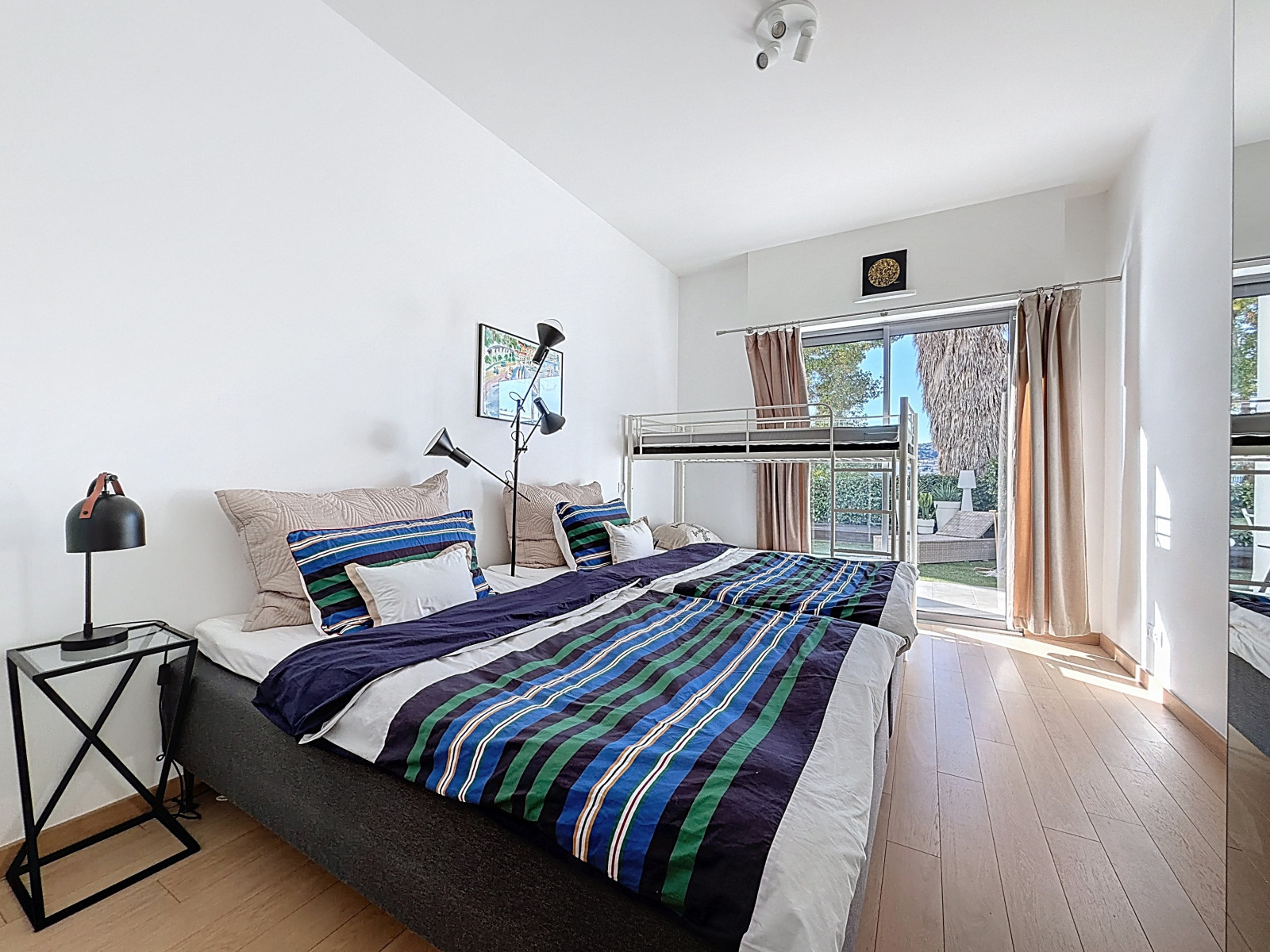 
                                                Vente
                                                 Nice Cimiez - Superbe rez de jardin dans une résidence luxueuse