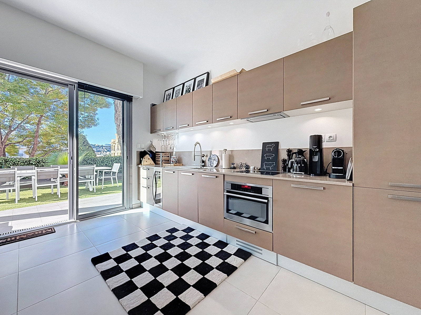 
                                                Vente
                                                 Nice Cimiez - Superbe rez de jardin dans une résidence luxueuse