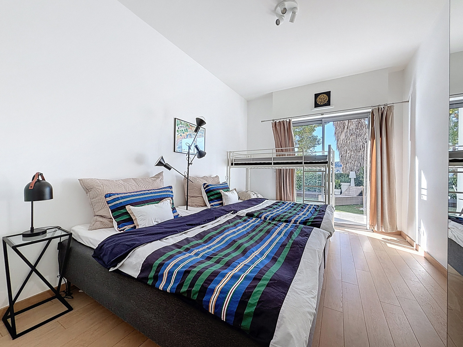 
                                                Vente
                                                 Nice Cimiez - Superbe rez de jardin dans une résidence luxueuse