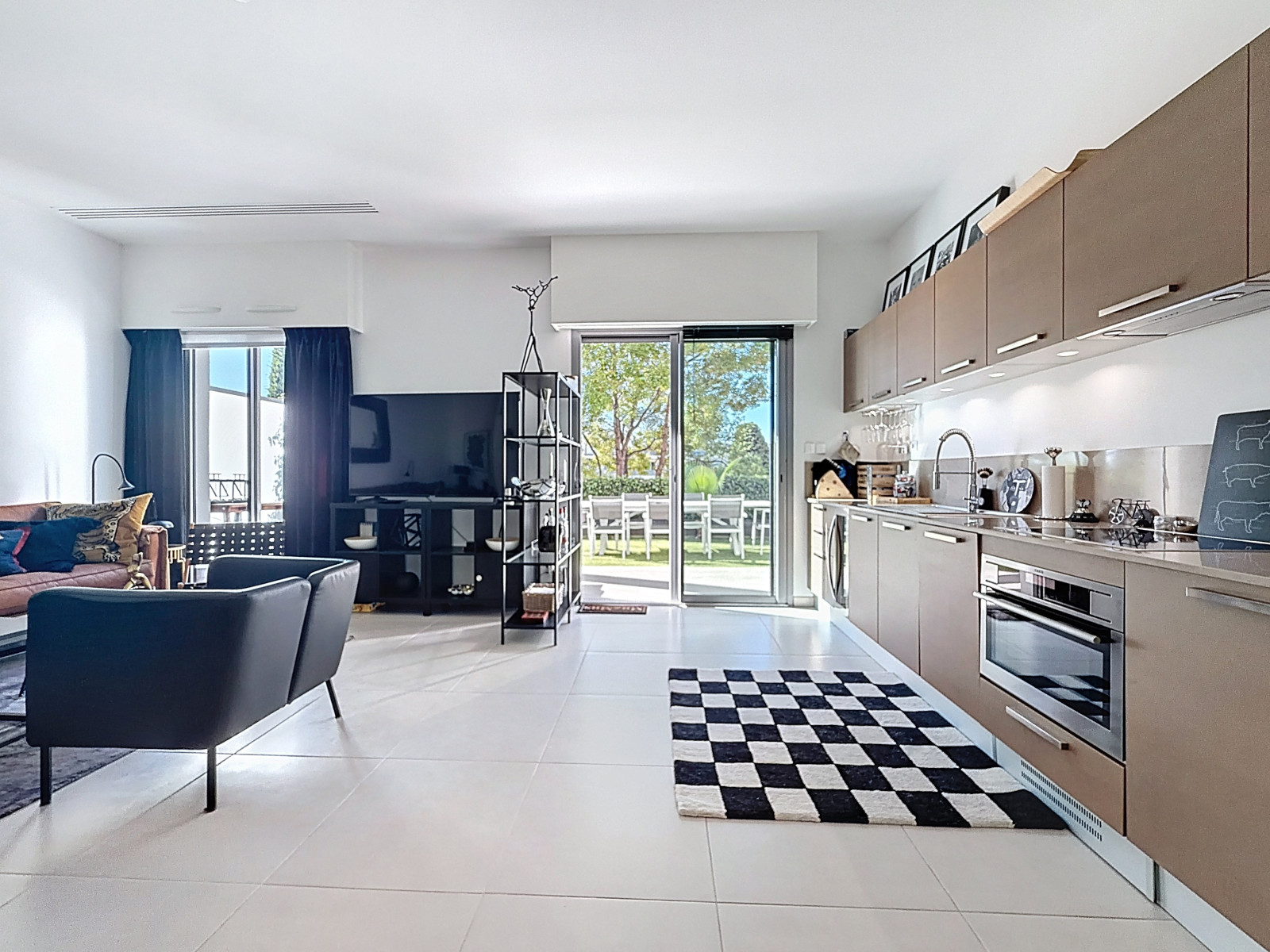 
                                                Vente
                                                 Nice Cimiez - Superbe rez de jardin dans une résidence luxueuse