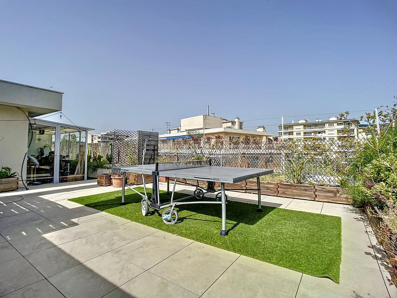 
                                                Vente
                                                 Nice Cimiez - Toit terrasse 3/ 4 pièces de 110 m2 habitables avec terrasse 317 m2