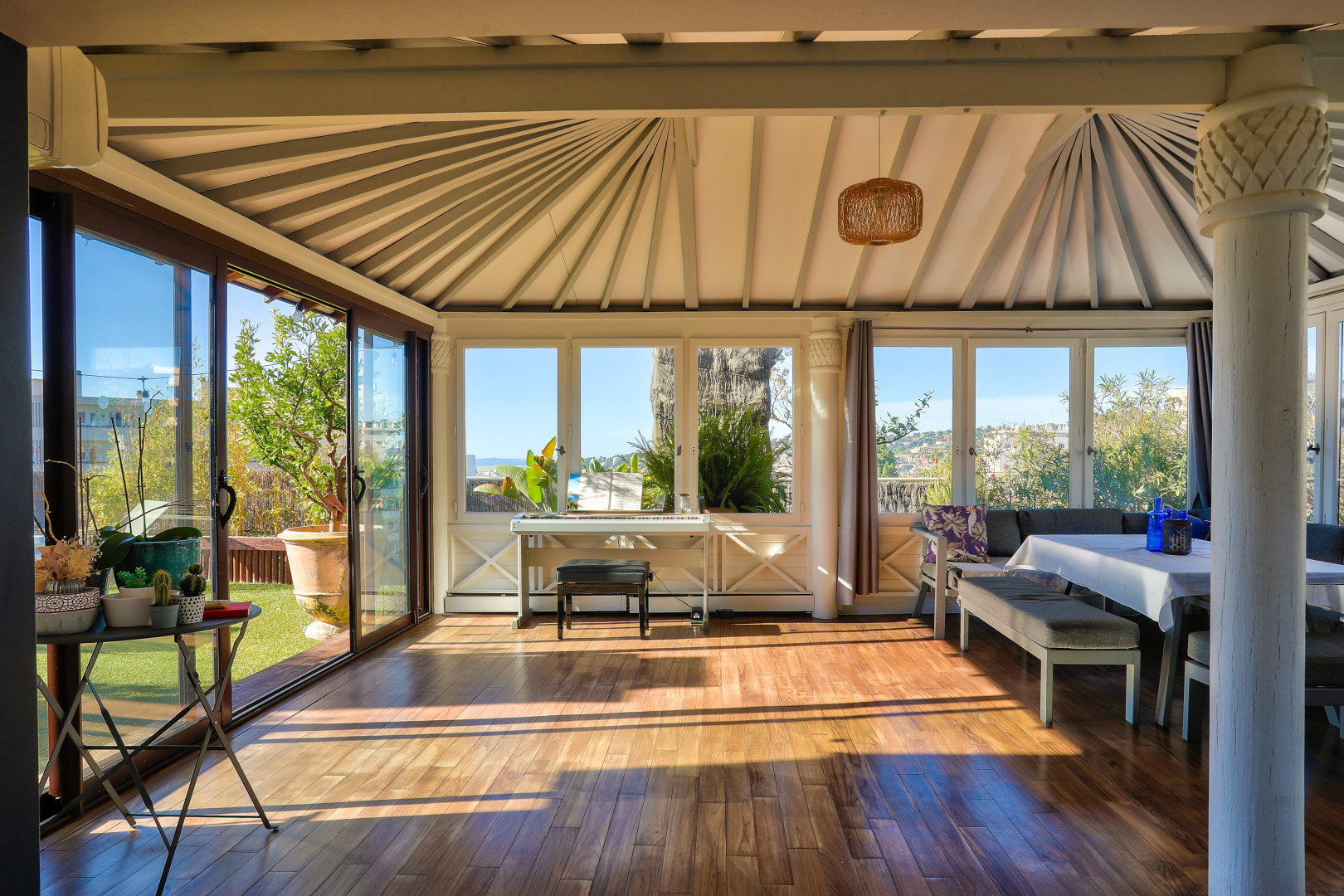 
                                                Vente
                                                 Nice Cimiez - Toit terrasse 3/ 4 pièces de 110 m2 habitables avec terrasse 317 m2