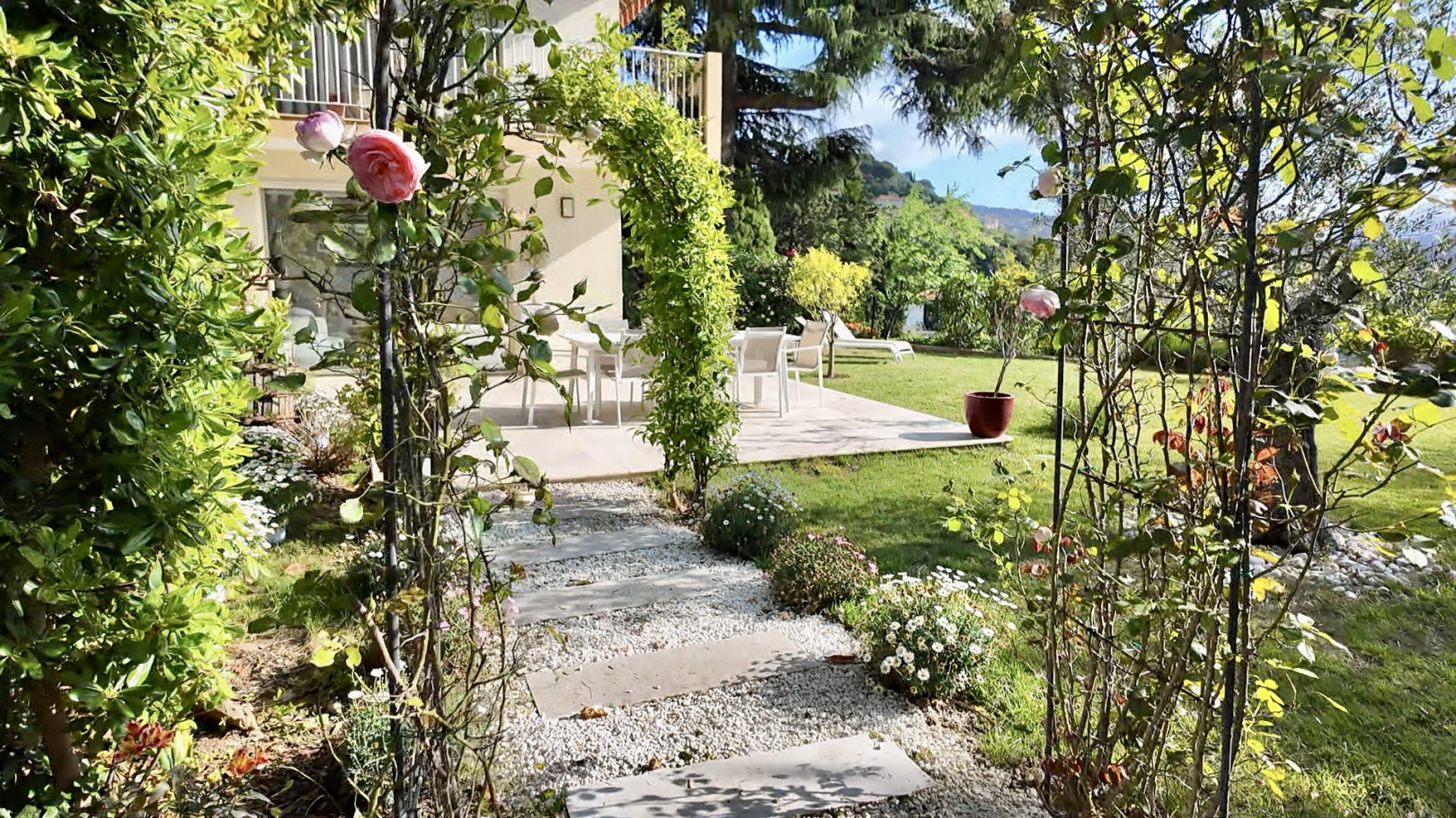 
                                                Vente
                                                 Nice Cimiez - Une vie comme dans une maison !