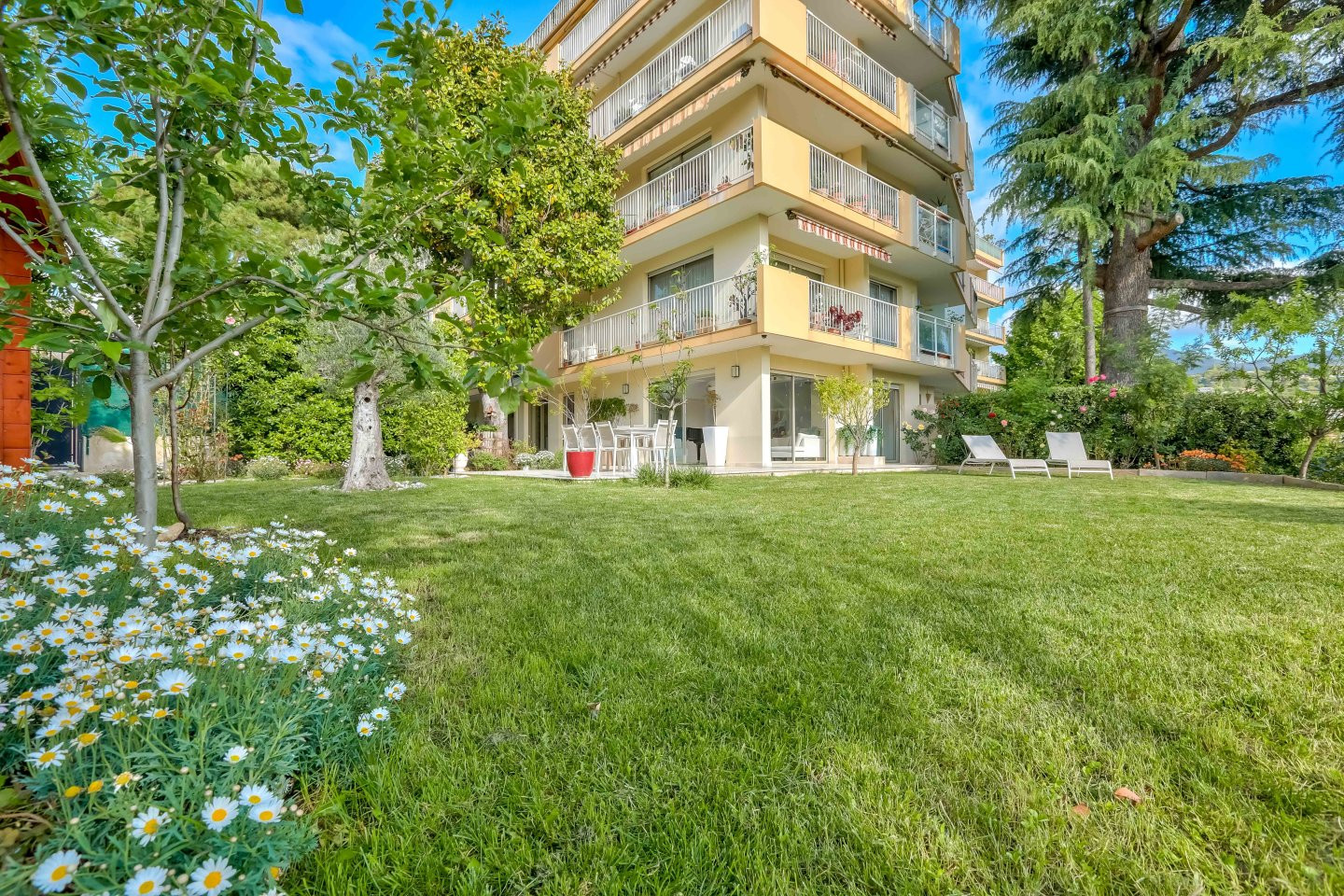 
                                                Vente
                                                 Nice Cimiez - Une vie comme dans une maison !